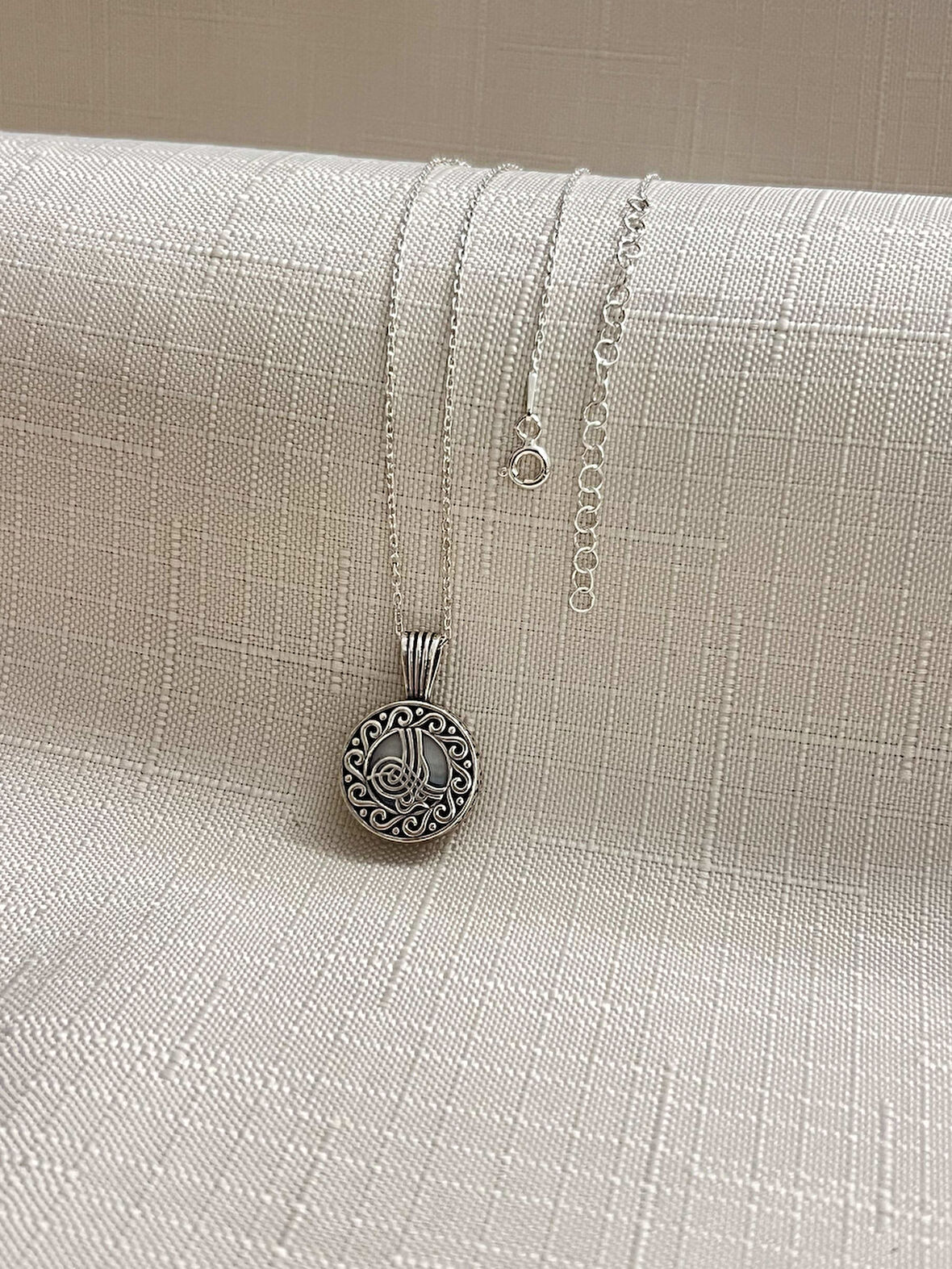 CEVŞEN DUALI 925 AYAR GÜMÜŞ SİLİNDİR KADIN KOLYE