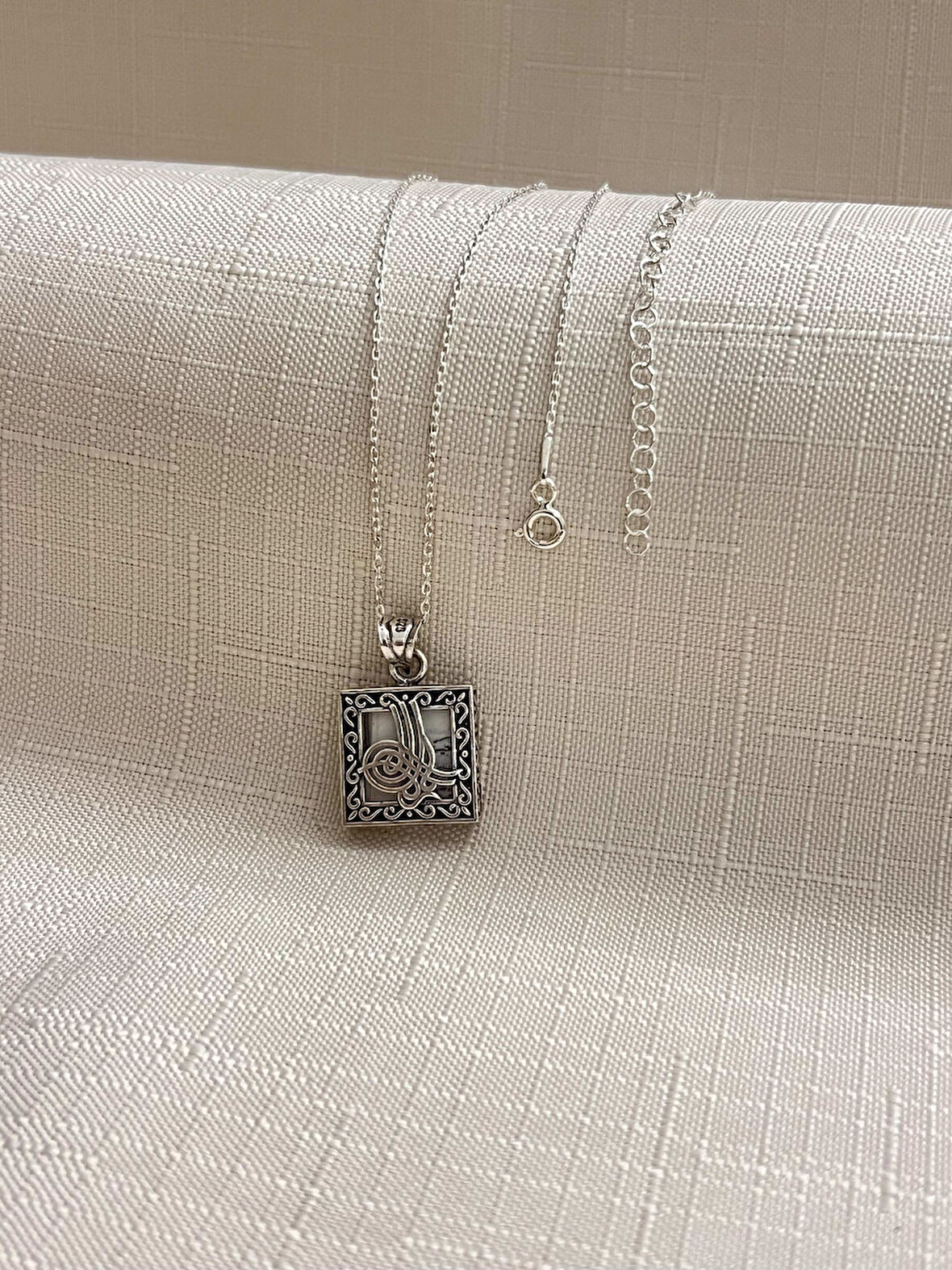 TUĞRA CEVŞEN DUALI 925 AYAR GÜMÜŞ SİLİNDİR KOLYE