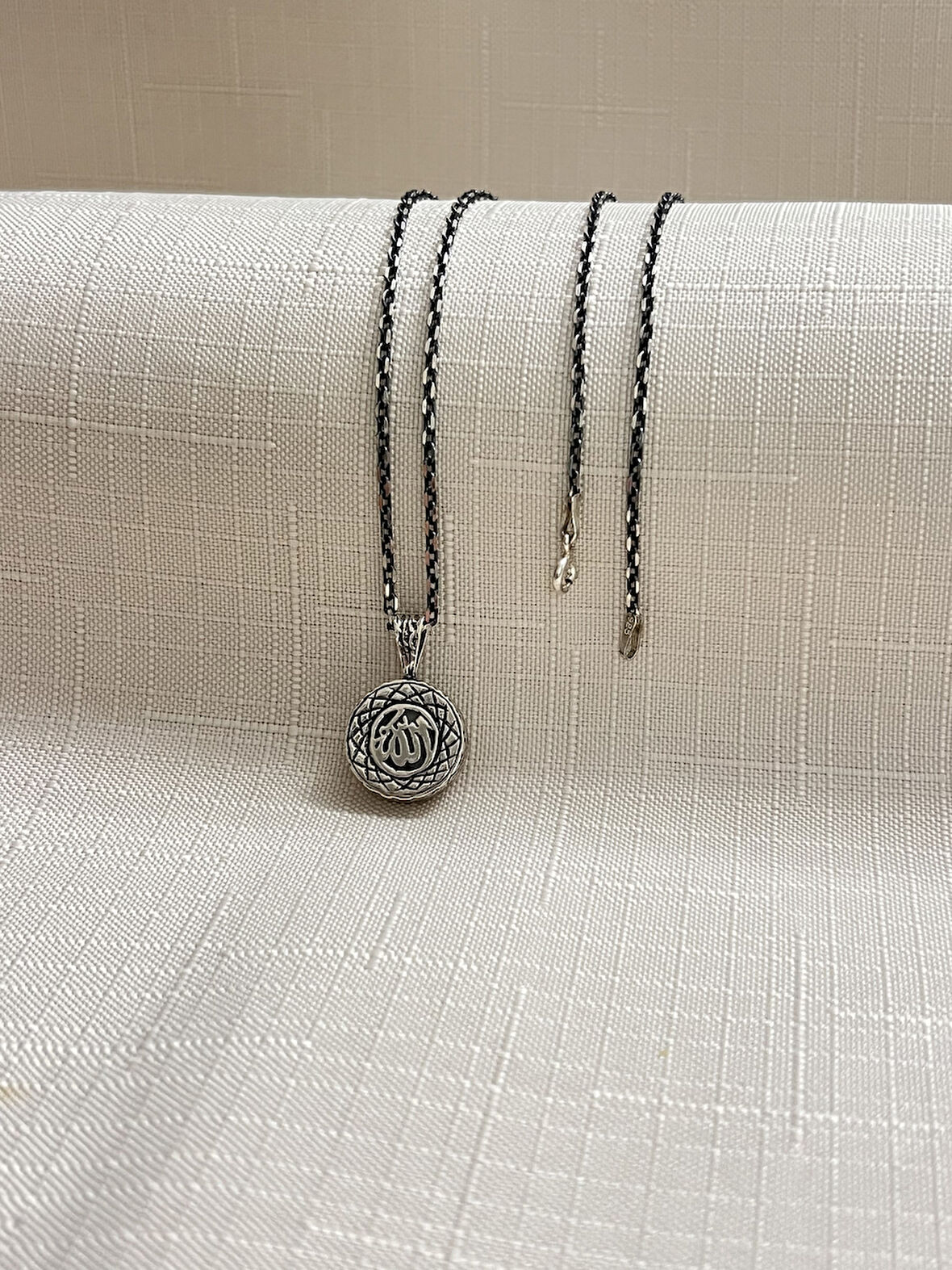 ALLAH YAZILI YUVARLAK CEVŞEN 925 AYAR GÜMÜŞ KADIN KOLYE