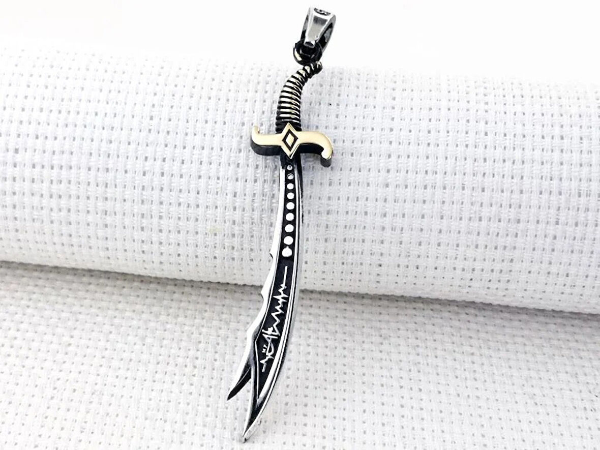 Kalp Atışlı Zulfikar Yazılı Tasarım 925 Ayar GümüşErkek Kolyesi Ucu