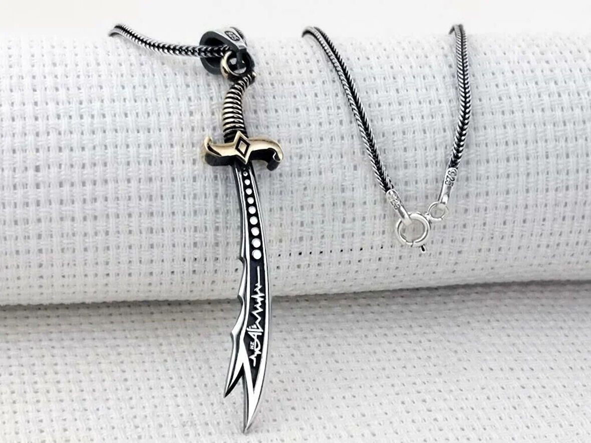 Kalp Atışlı Zulfikar Yazılı Tasarım 925 Ayar GümüşErkek Kolyesi