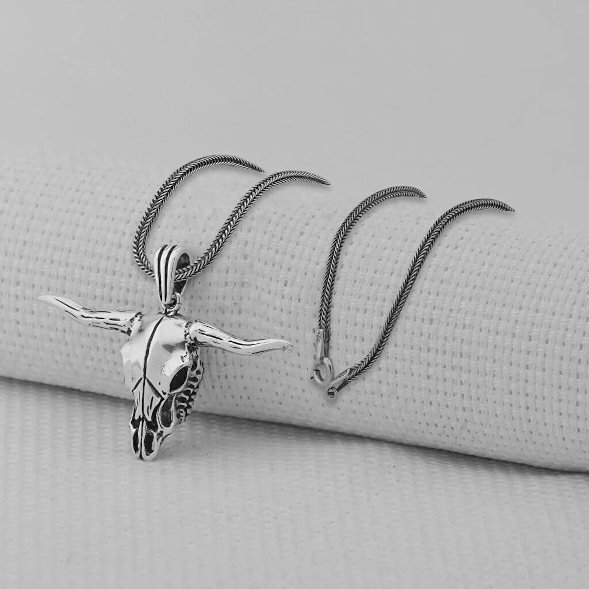 Boğa Kafatası Tasarımı 925 Ayar Gümüş Erkek Kolyesi