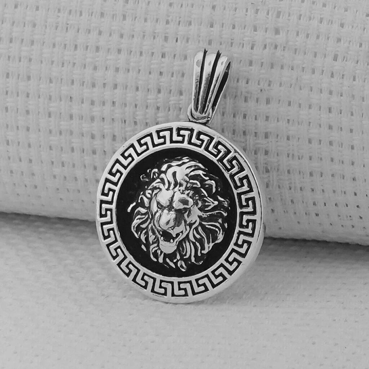 Yuvarlak Aslan Figürlü Kral Zincirli  925 Ayar Gümüş Erkek Kolye Ucu