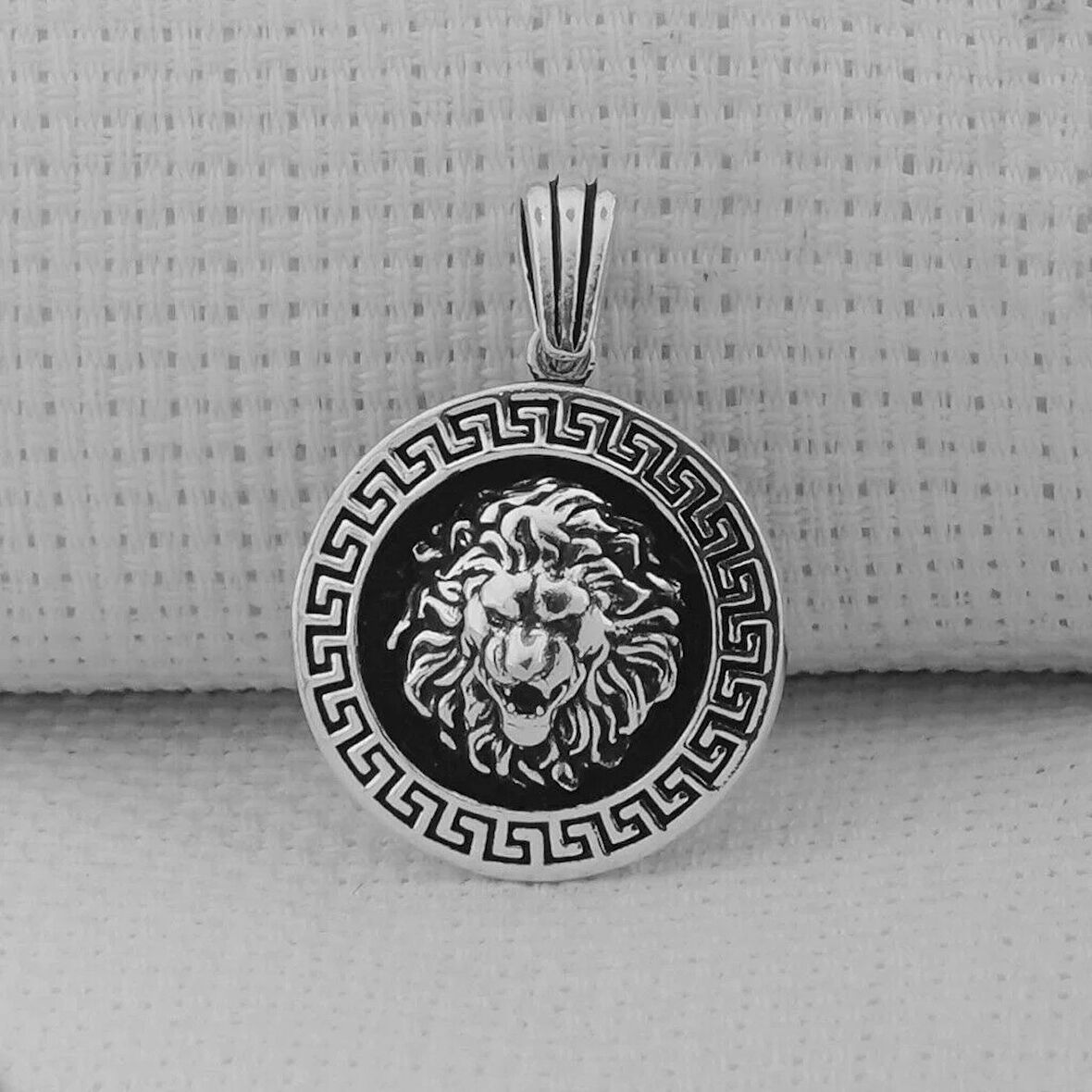 Yuvarlak Aslan Figürlü Kral Zincirli  925 Ayar Gümüş Erkek Kolye Ucu