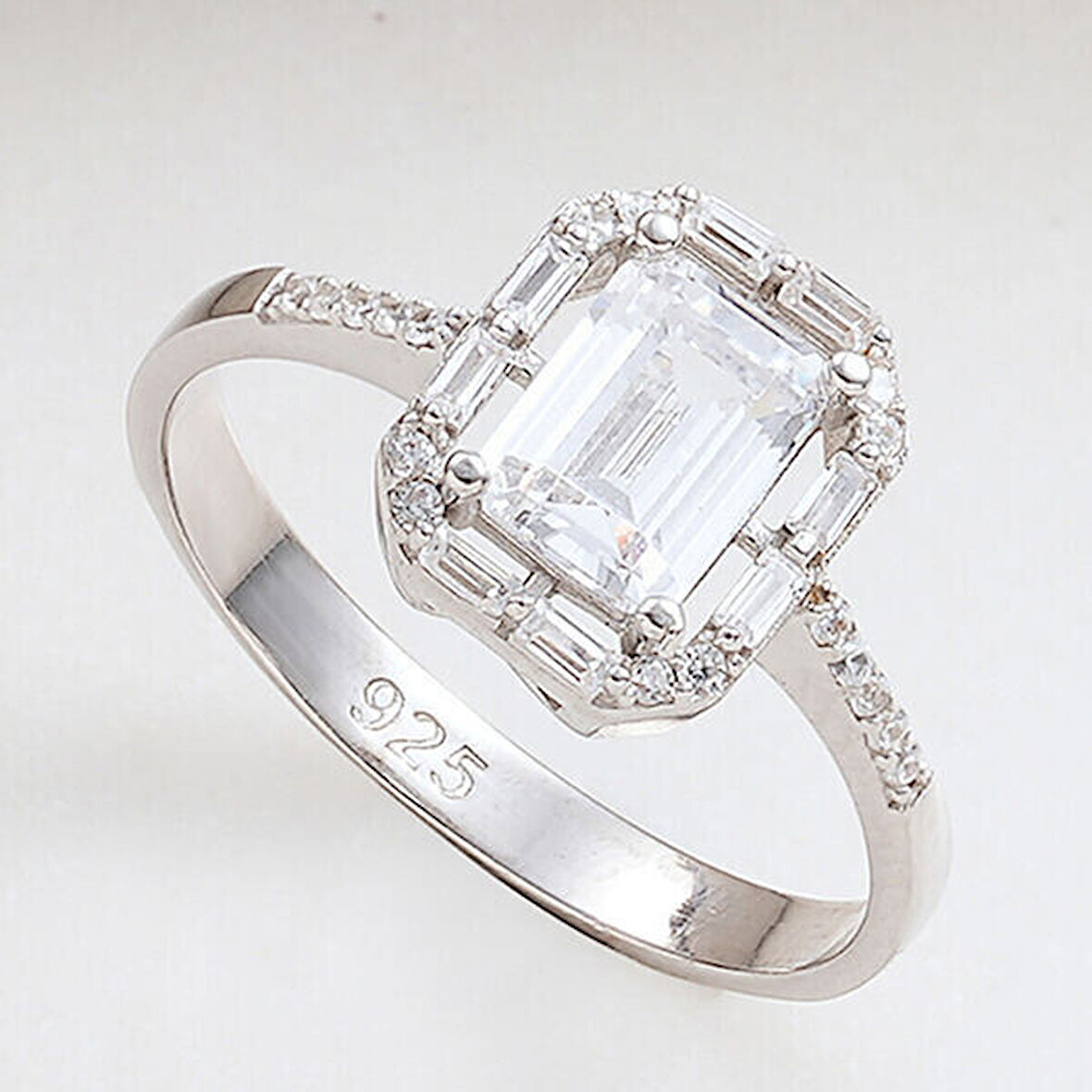 Tek Taş  Baget 925 Ayar Gümüş Kadın Yüzük