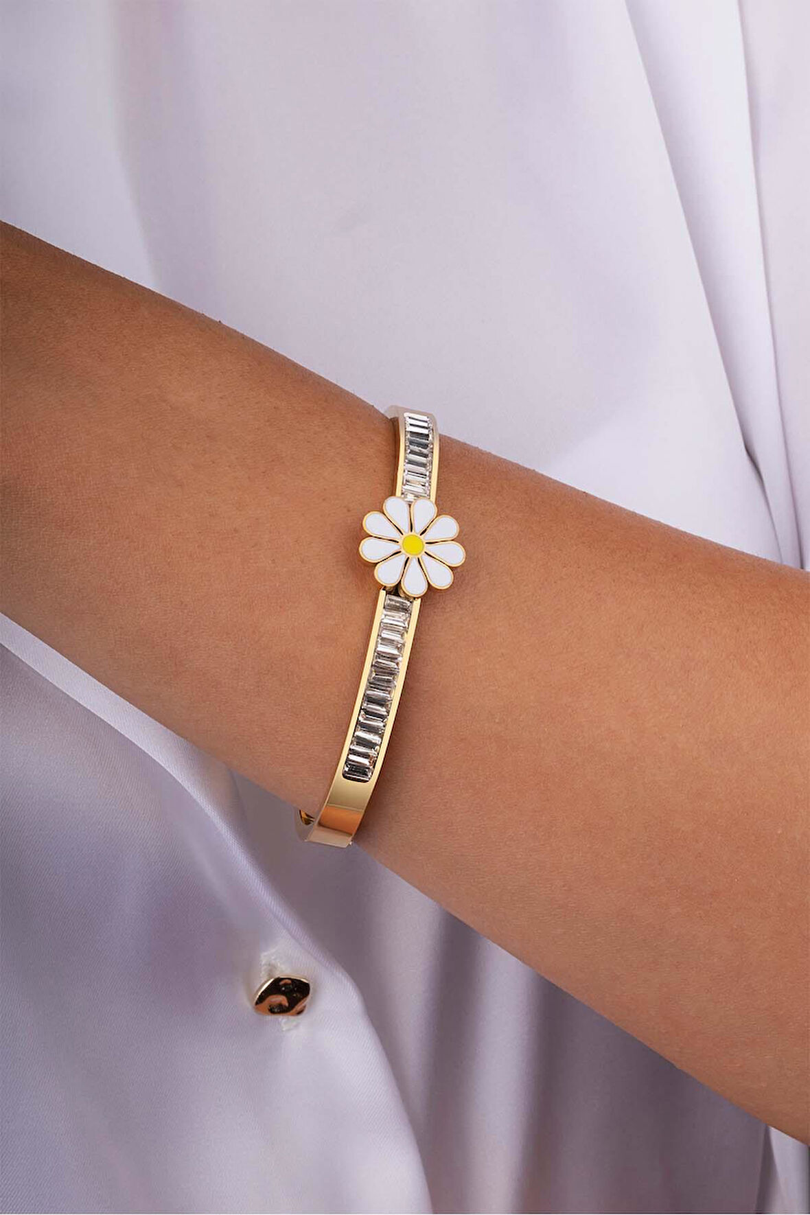 Papatya İşlemeli Baget Taşlı Altın Kaplama Çelik Kadın Kelepçe Bileklik