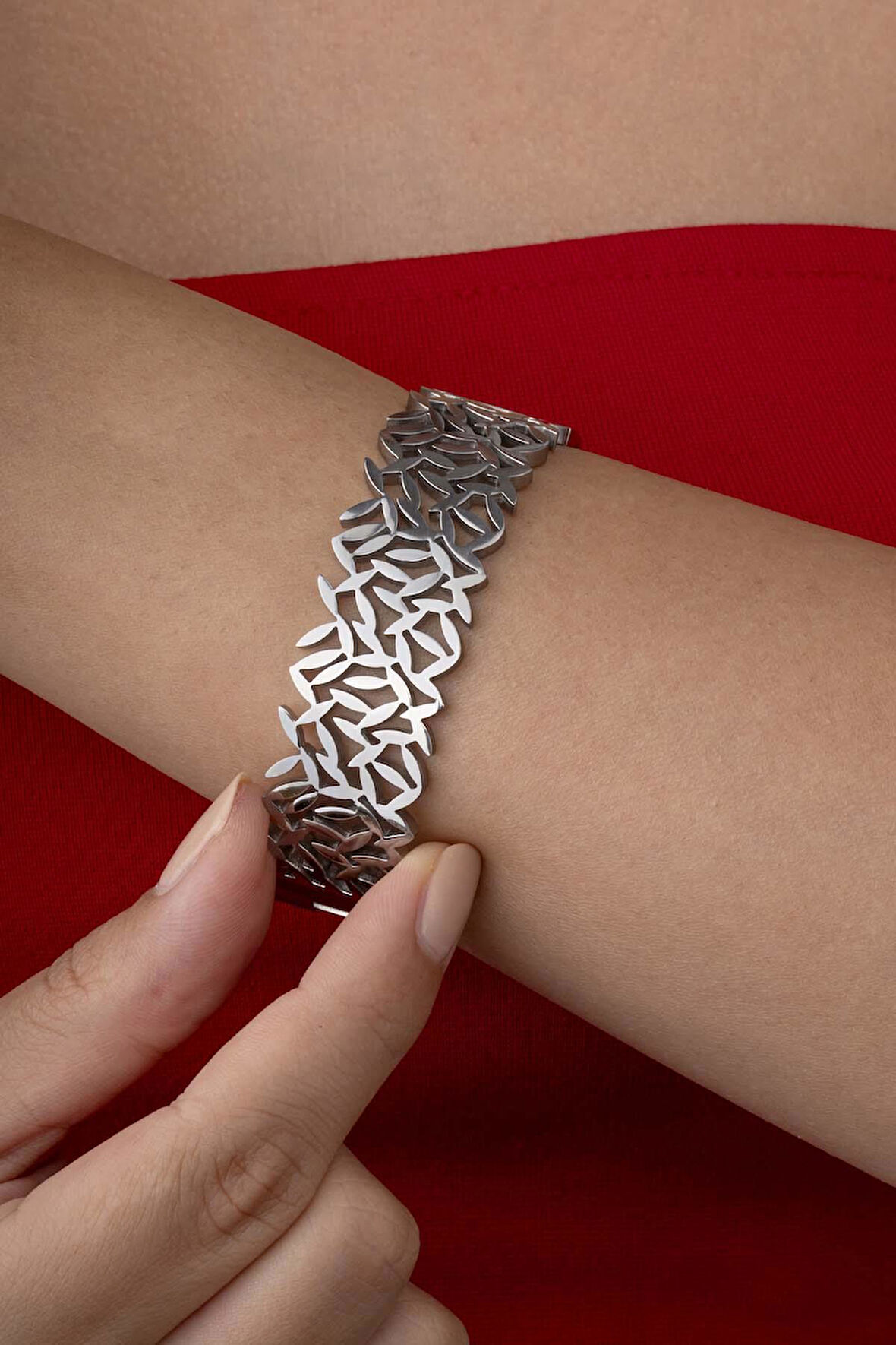 Çiçek Desenli Beyaz Altın Kaplama Çelik Kadın Kelepçe Bileklik