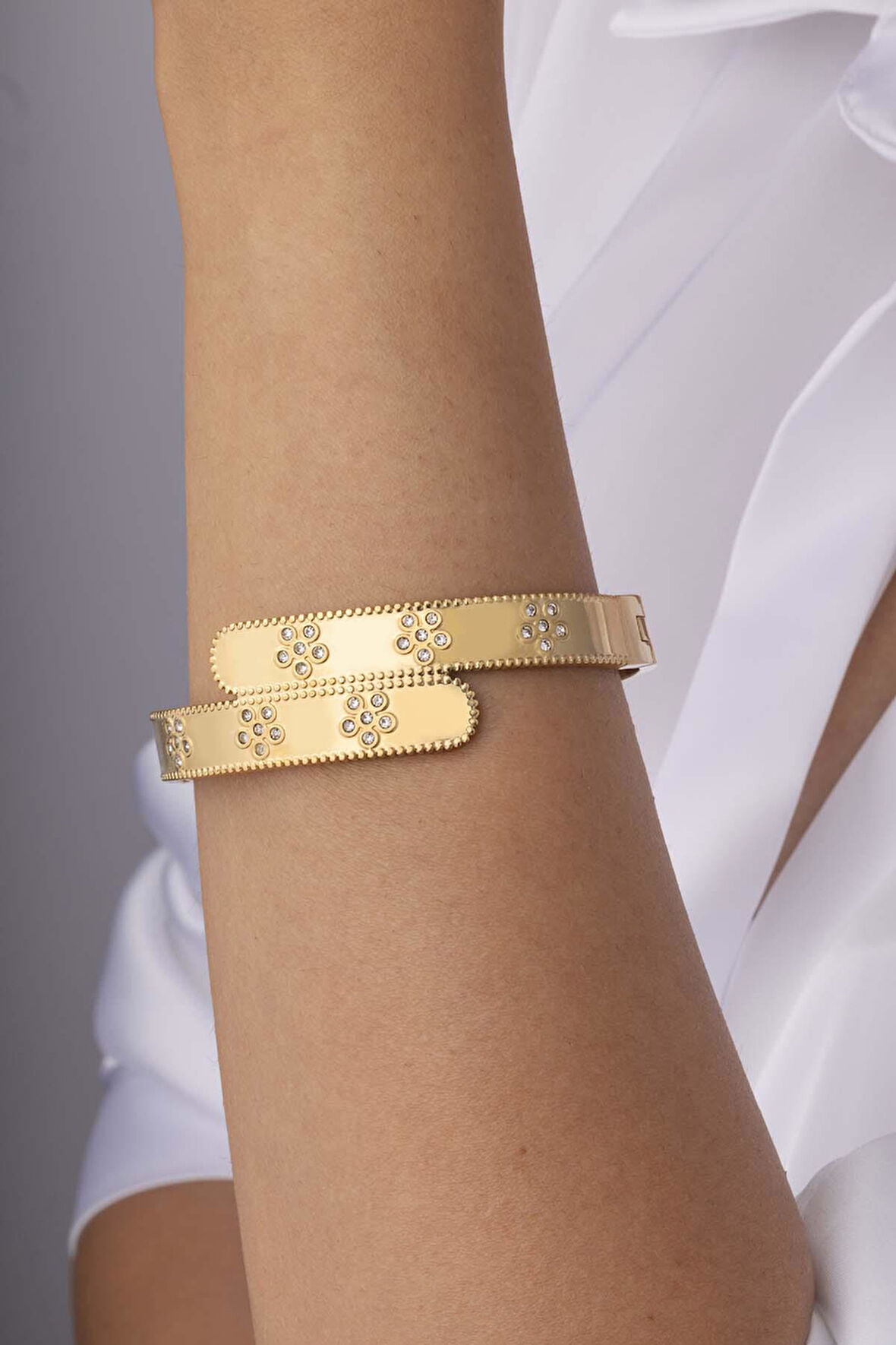 Papatya İşlemeli Altın Kaplama Çift Sıra Çelik Kadın Kelepçe Bileklik