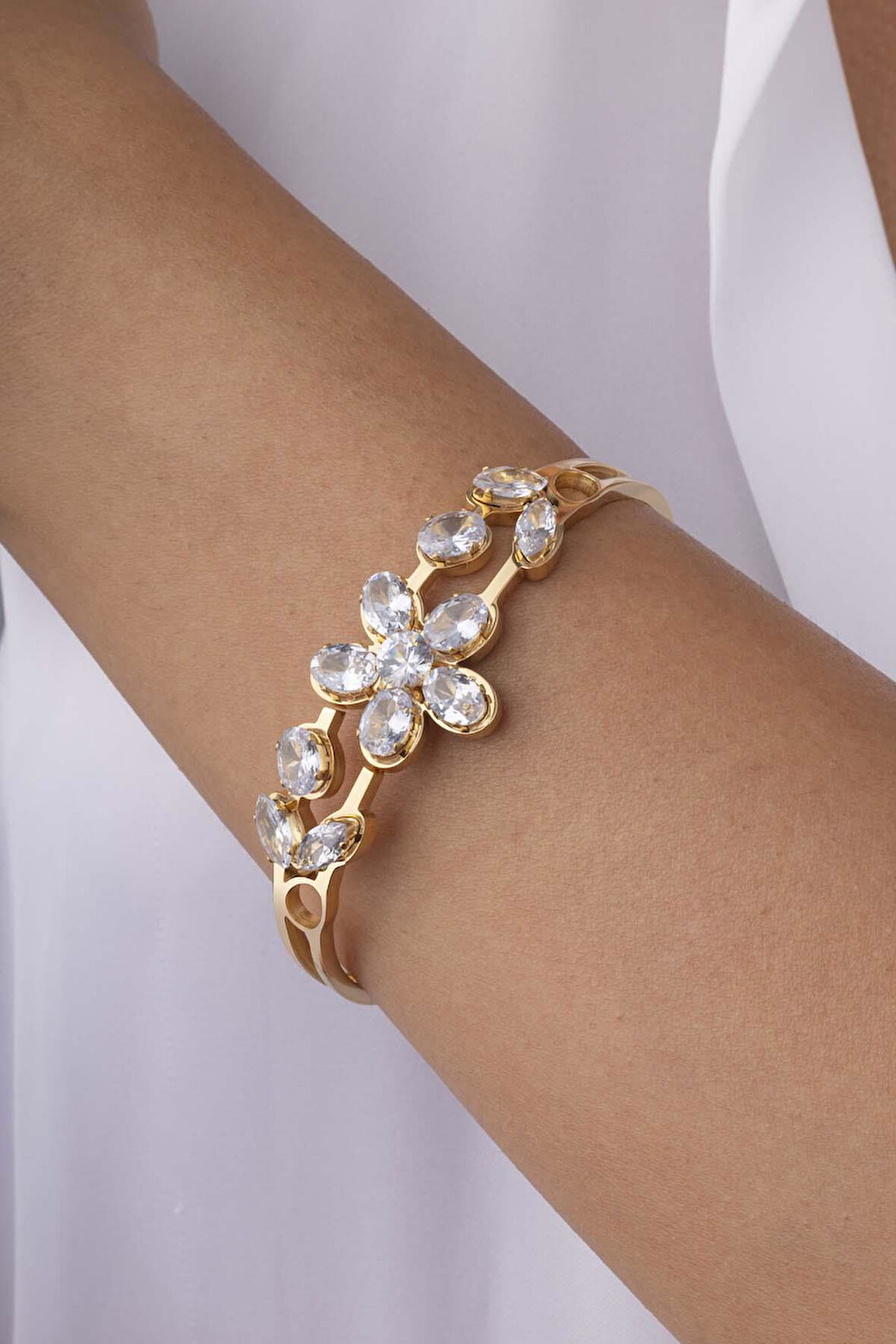 Zirkon Taşlı Yonca Altın Kaplama Çelik Kelepçe Bileklik