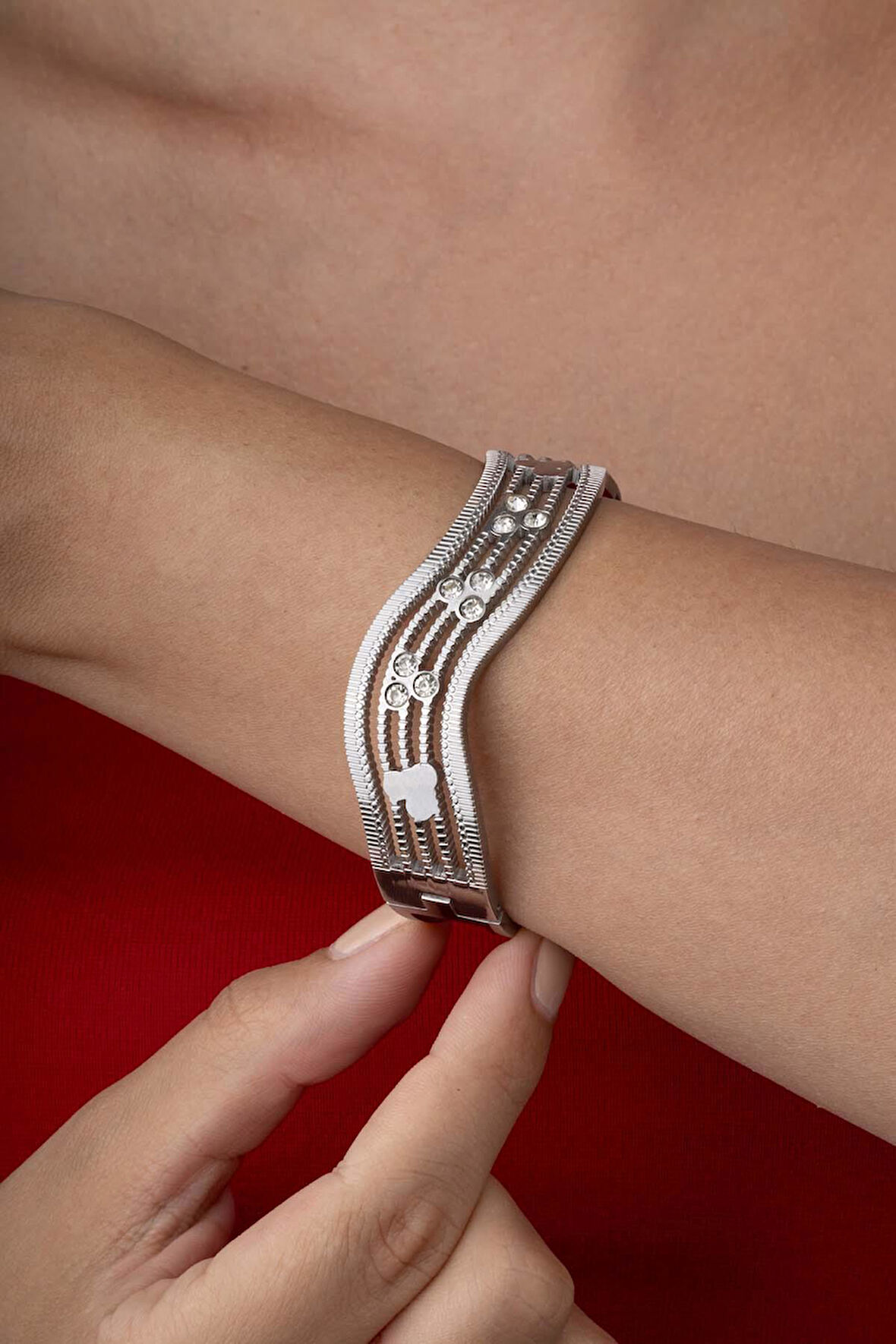 Dalgalı Model Ara Taşlı Beyaz Altın Kaplama Kadın Çelik Kelepçe Bileklilk