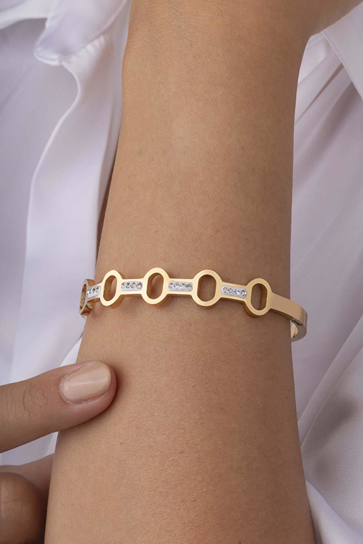 Oval Geçişli Altın Kaplama Çelik Kadın Kelepçe Bileklik