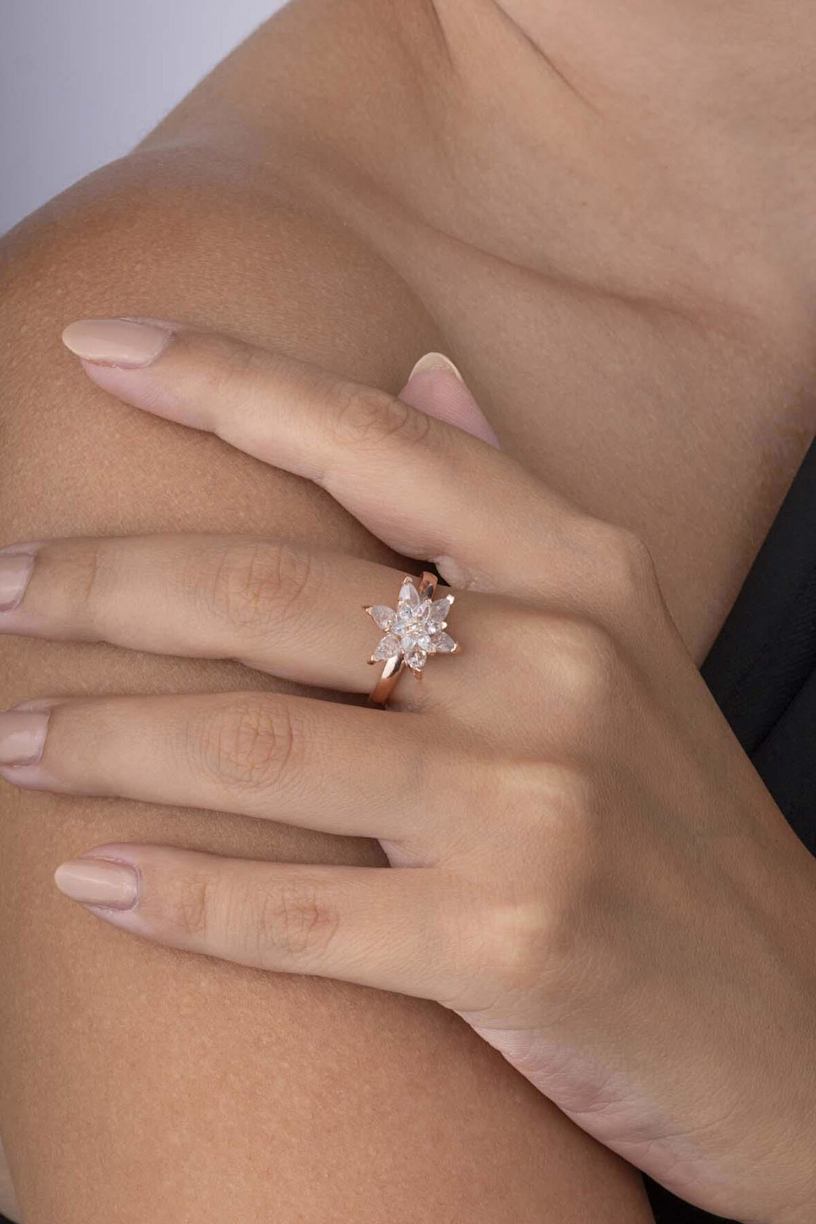 Gümüş Pazarım Beyaz Taşlı Lotus Çiçeği 925 Ayar Gümüş Ayarlamalı Yüzük