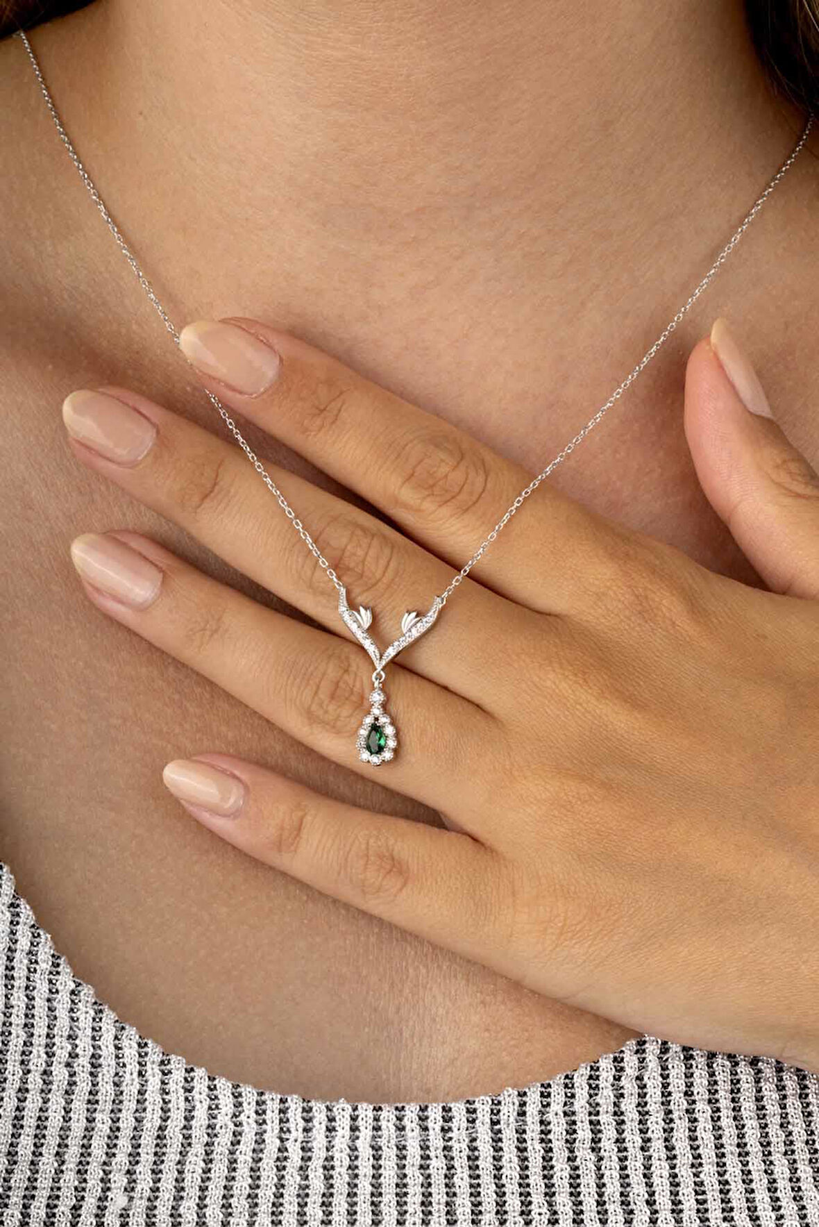 Gümüş Pazarım Beyaz Altın Kaplama Zümrüt Damla Taşlı Su Yolu Kadın Gümüş Kolye 