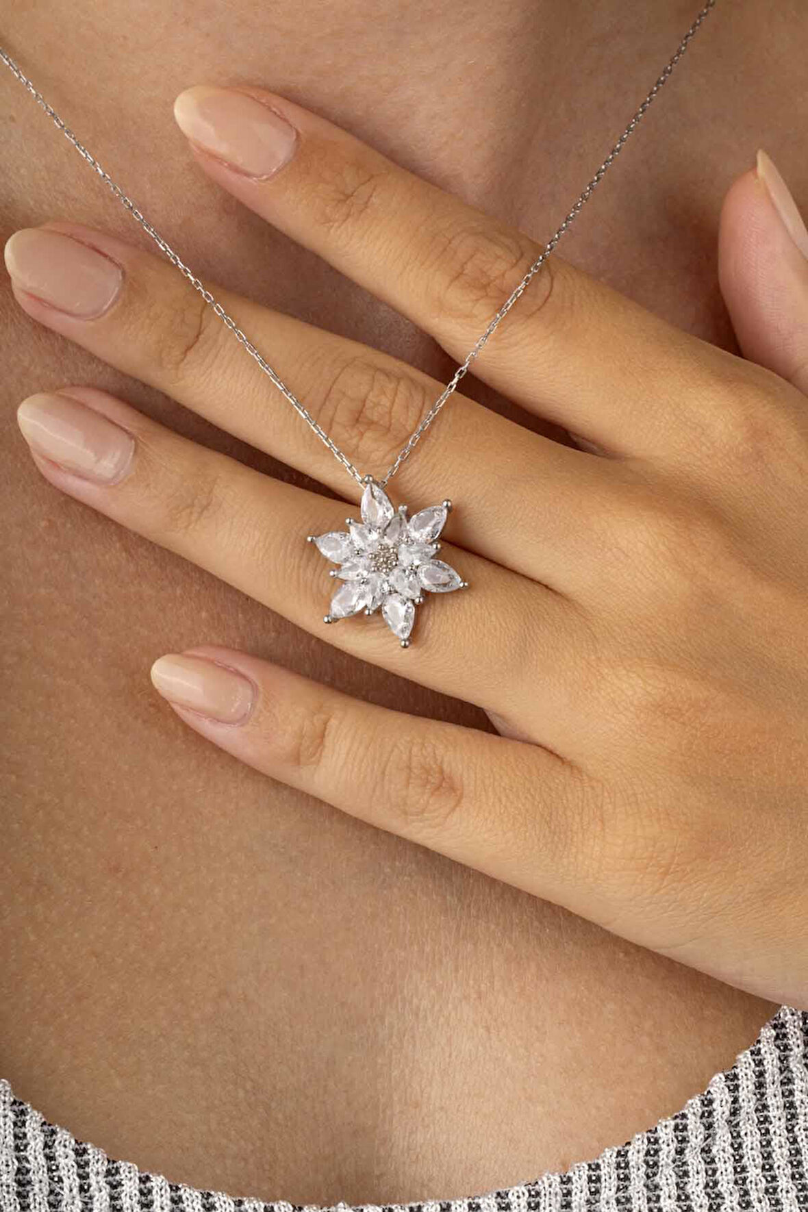 Gümüş Pazarım Beyaz Altın Kaplama 925 Ayar Gümüş Lotus Çiçeği Kadın Kolye