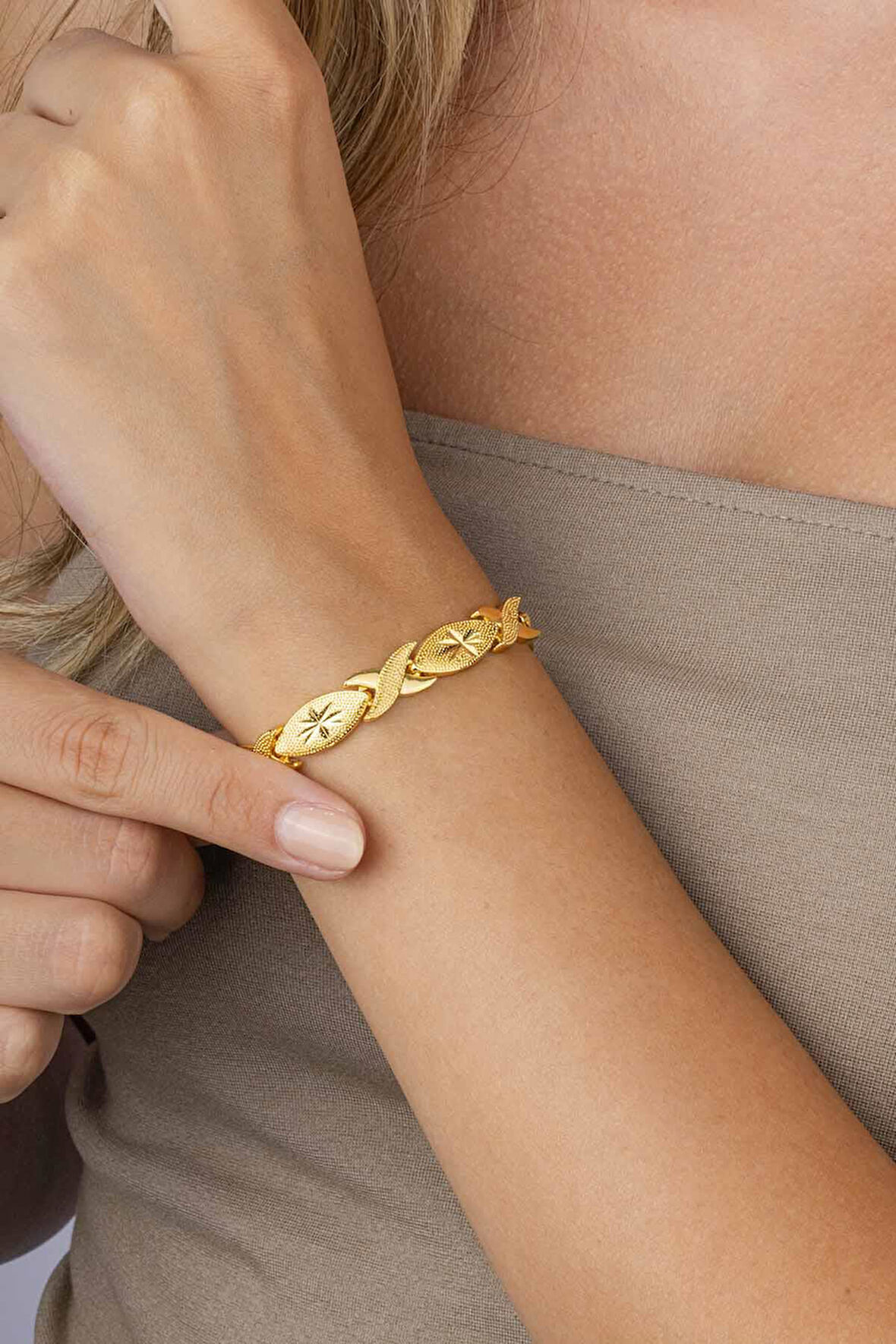 Gümüş Pazarım Yıldız İşlemeli Altın Kaplama Çelik Kadın Bileklik