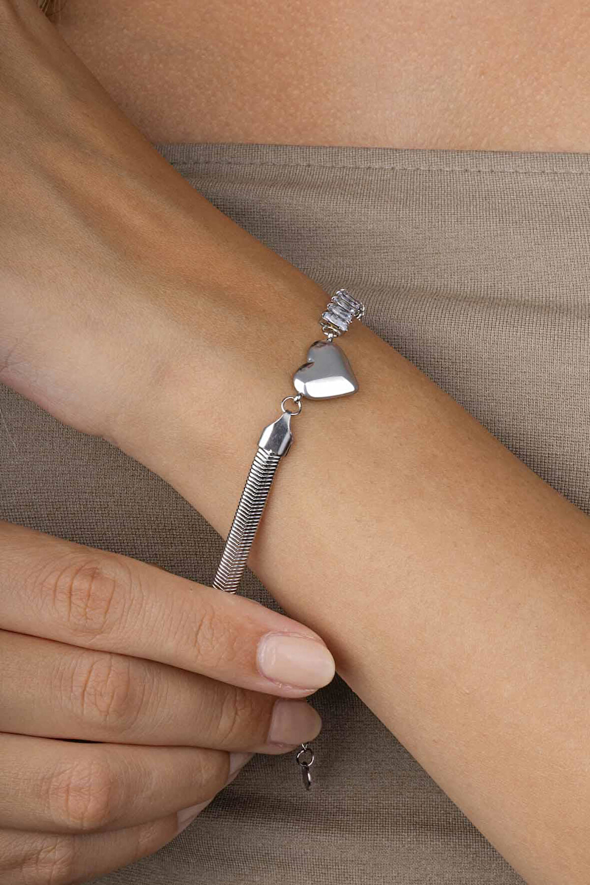 Gümüş Pazarım Baget Taşlı Kalp Figürlü İtalyan Zincir Beyaz Altın Kaplama Çelik Kadın Bileklik