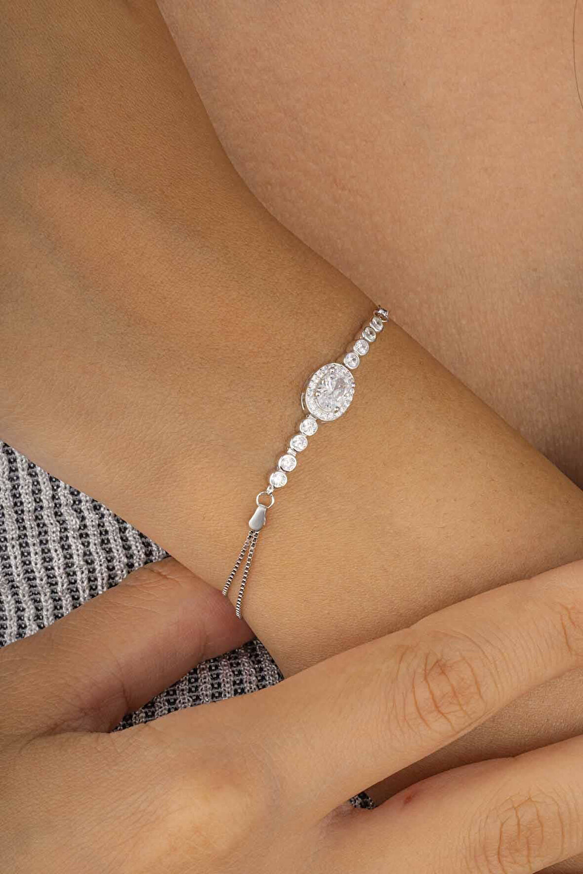 Gümüş Pazarım Oval Kesim Zirkon Taşlı 925 Ayar Gümüş Kadın Bileklik