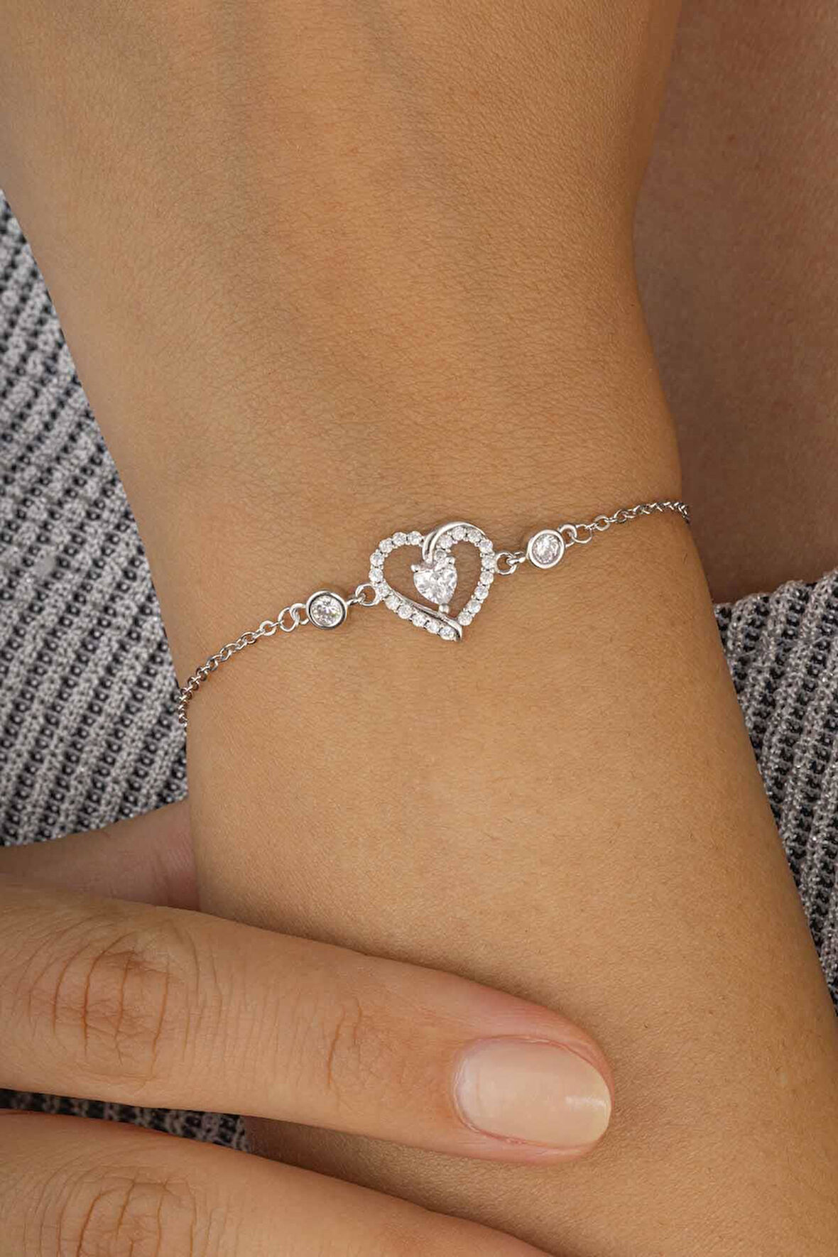 Gümüş Pazarım Kalp Figürlü Taşlı Gümüş Kadın Bileklik