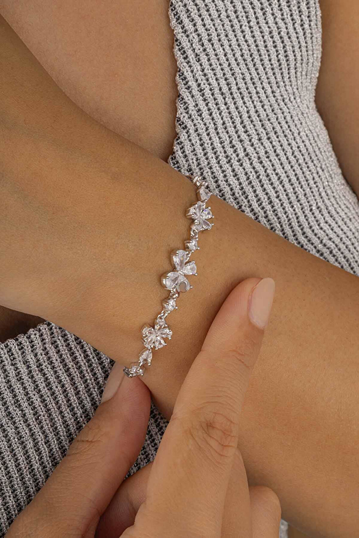 Gümüş Pazarım Yonca ve Kelebek Figürlü 925 Ayar Gümüş Kadın Bileklik