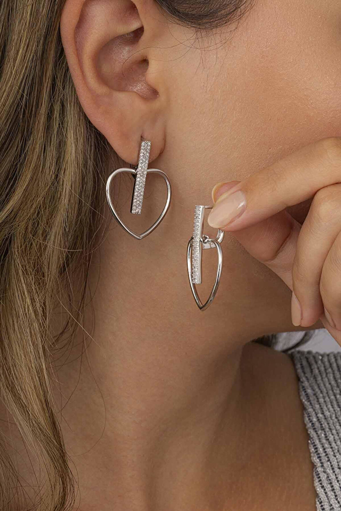 Gümüş Pazarım  Kalp Motifli Beyaz Taşlı Gümüş Kadın J Küpe