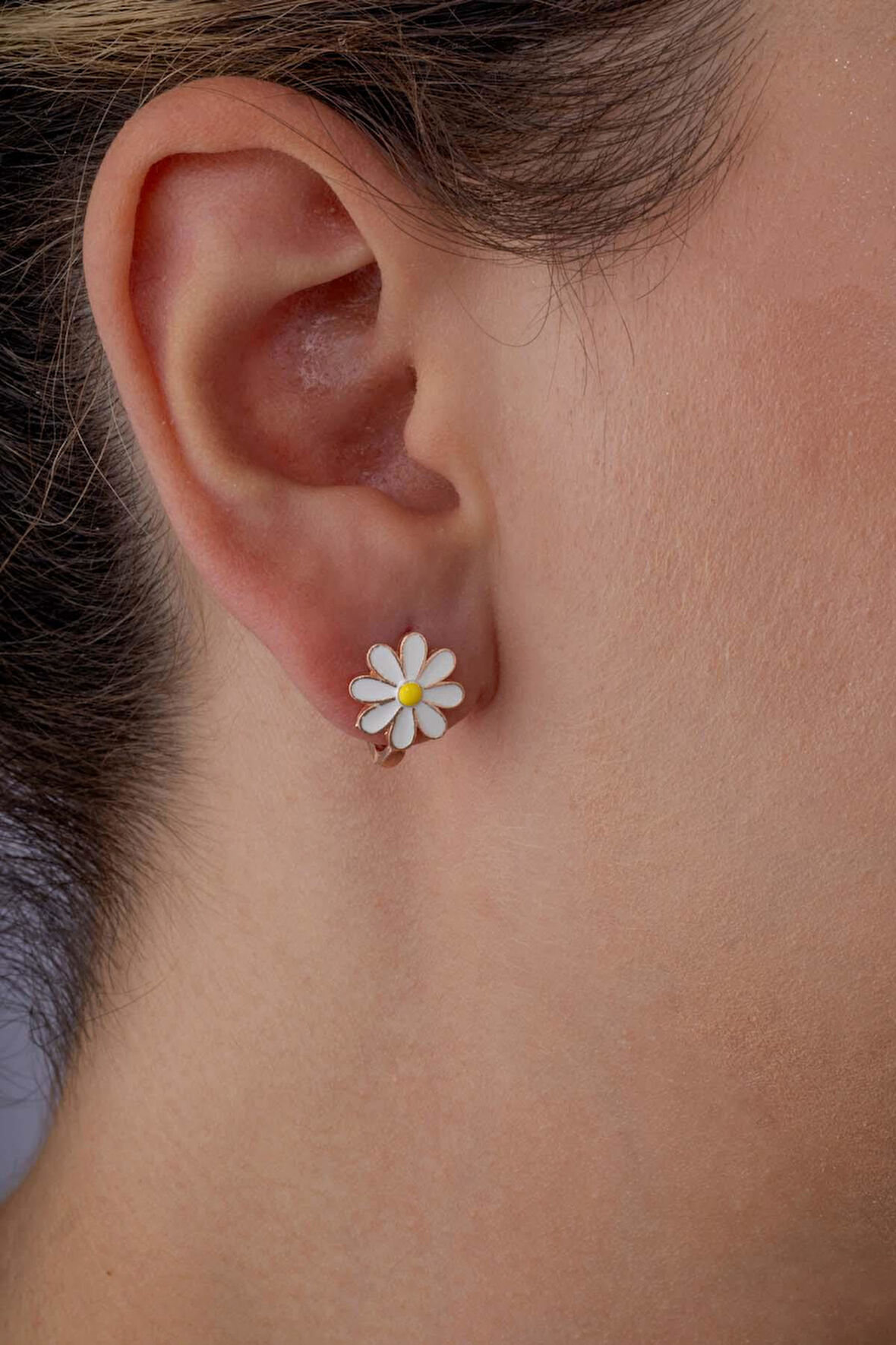 Gümüş Pazarım Mineli Papatya Motifli Gümüş J Küpe