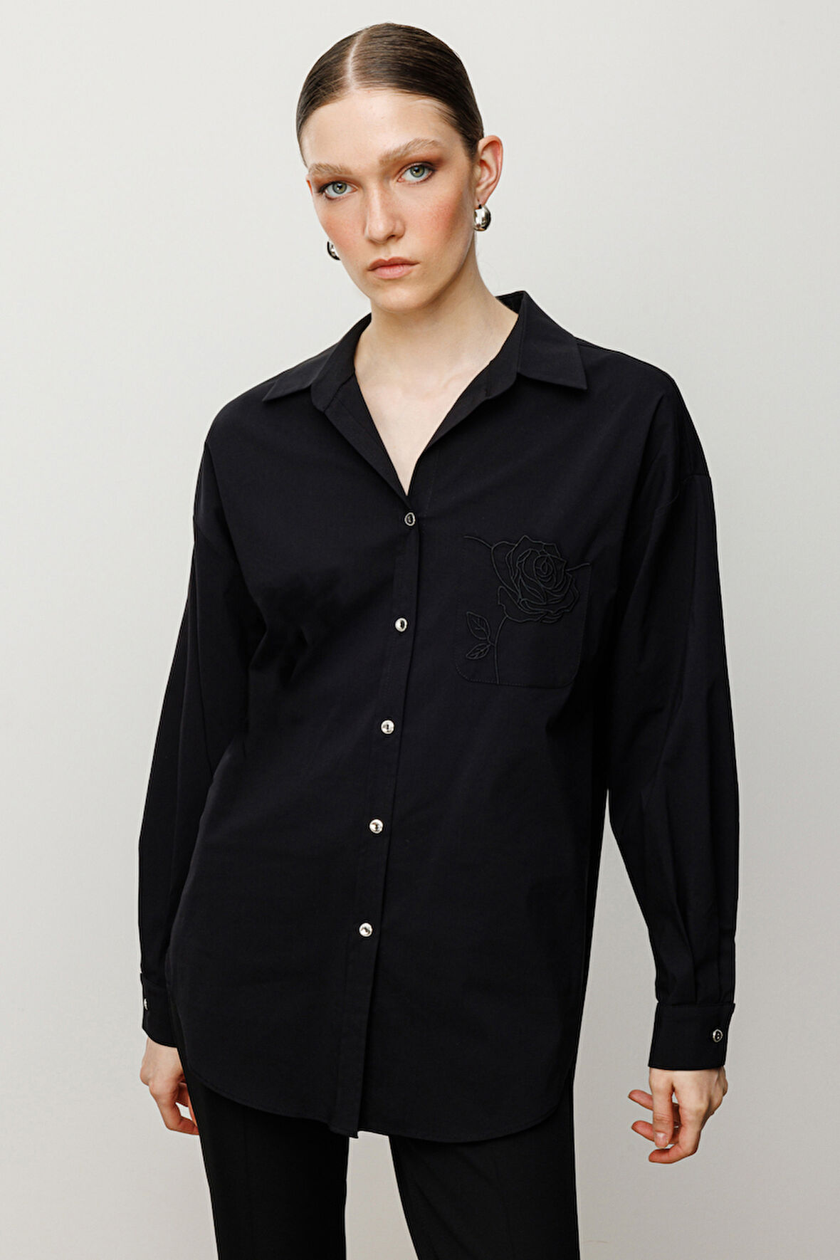 Ekol Kadın Cebi Gül İşlemeli Düğmeli Gömlek 3004 Siyah
