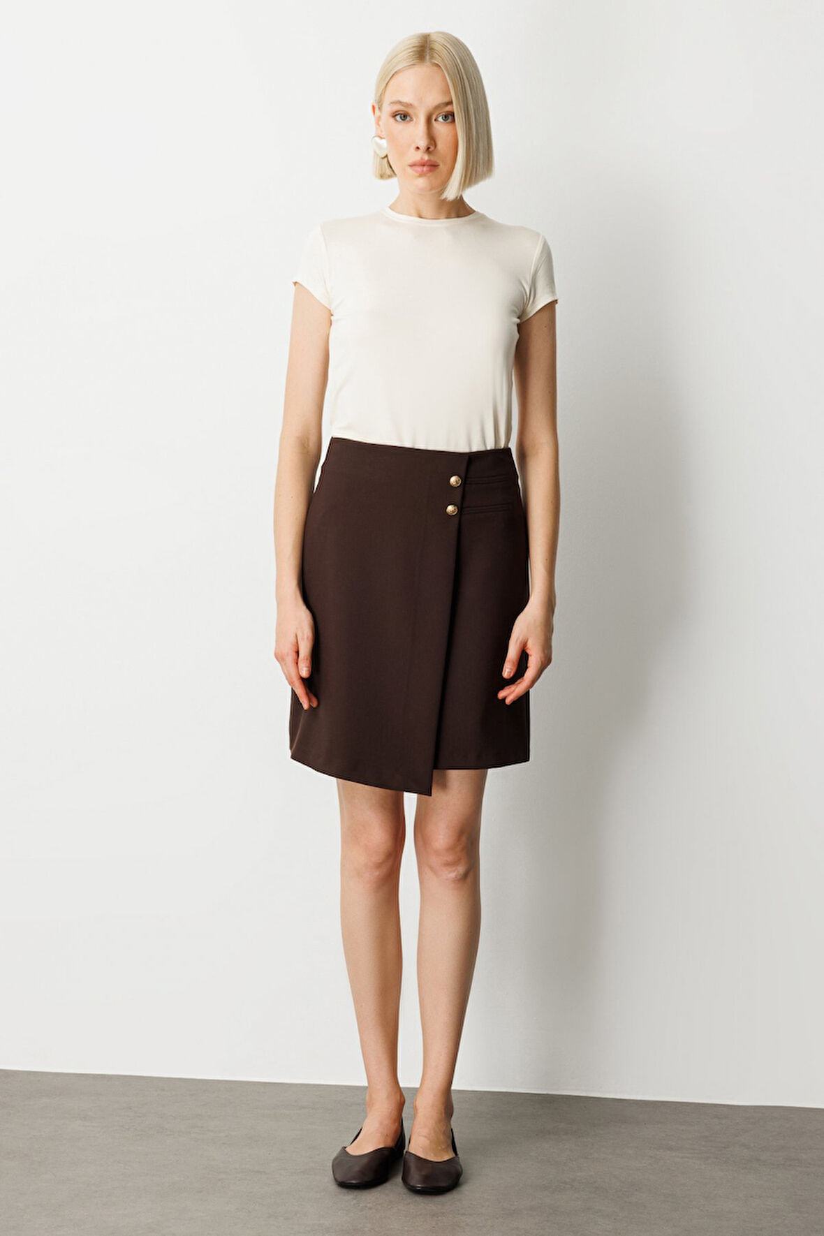 Ekol Kadın Asimetrik Kesim Süs Düğmeli Mini Etek 2007 Kahverengi