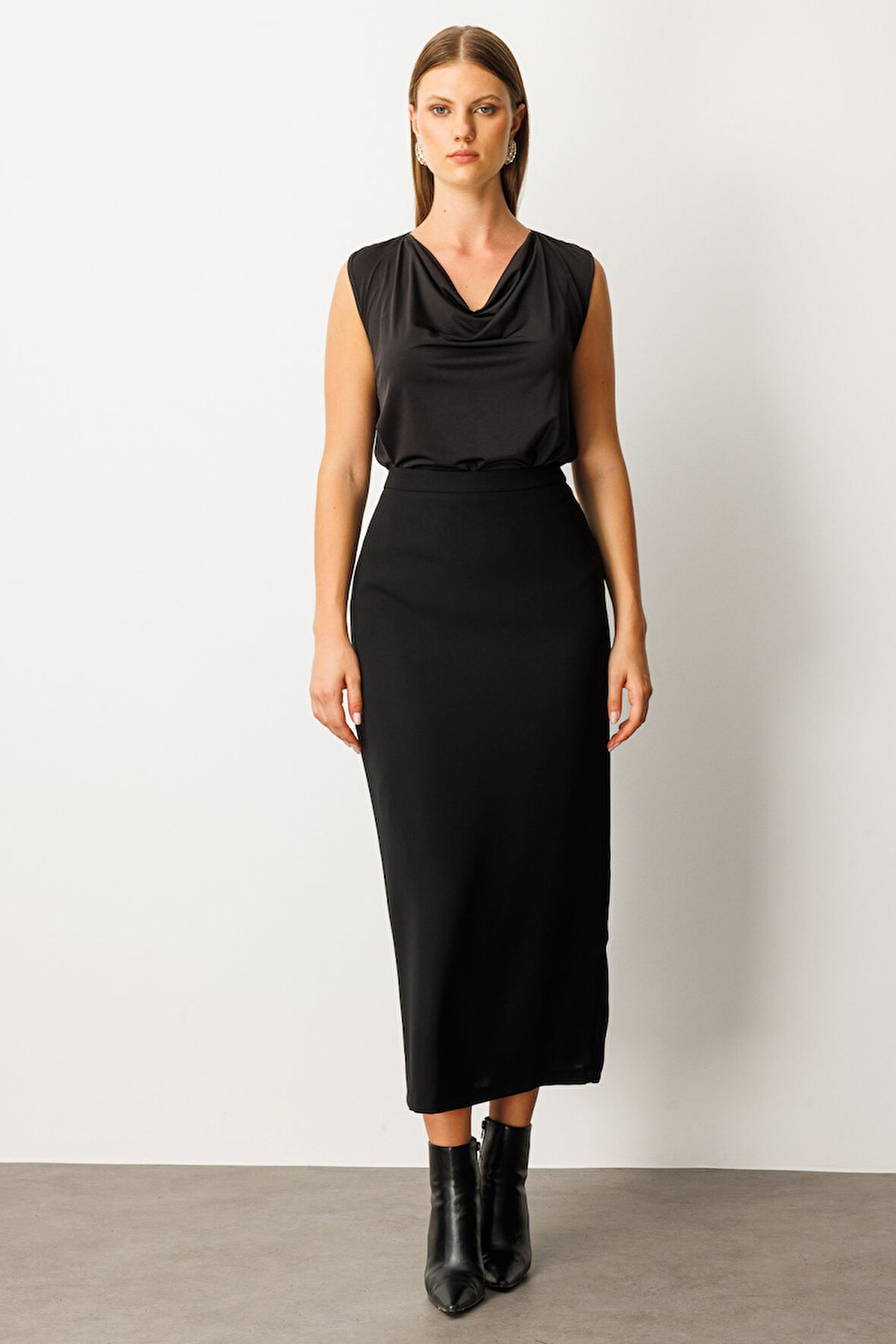 Ekol Kadın Büyük Beden Arkası Yırtmaç Görünümlü Krep Etek 2033 Siyah