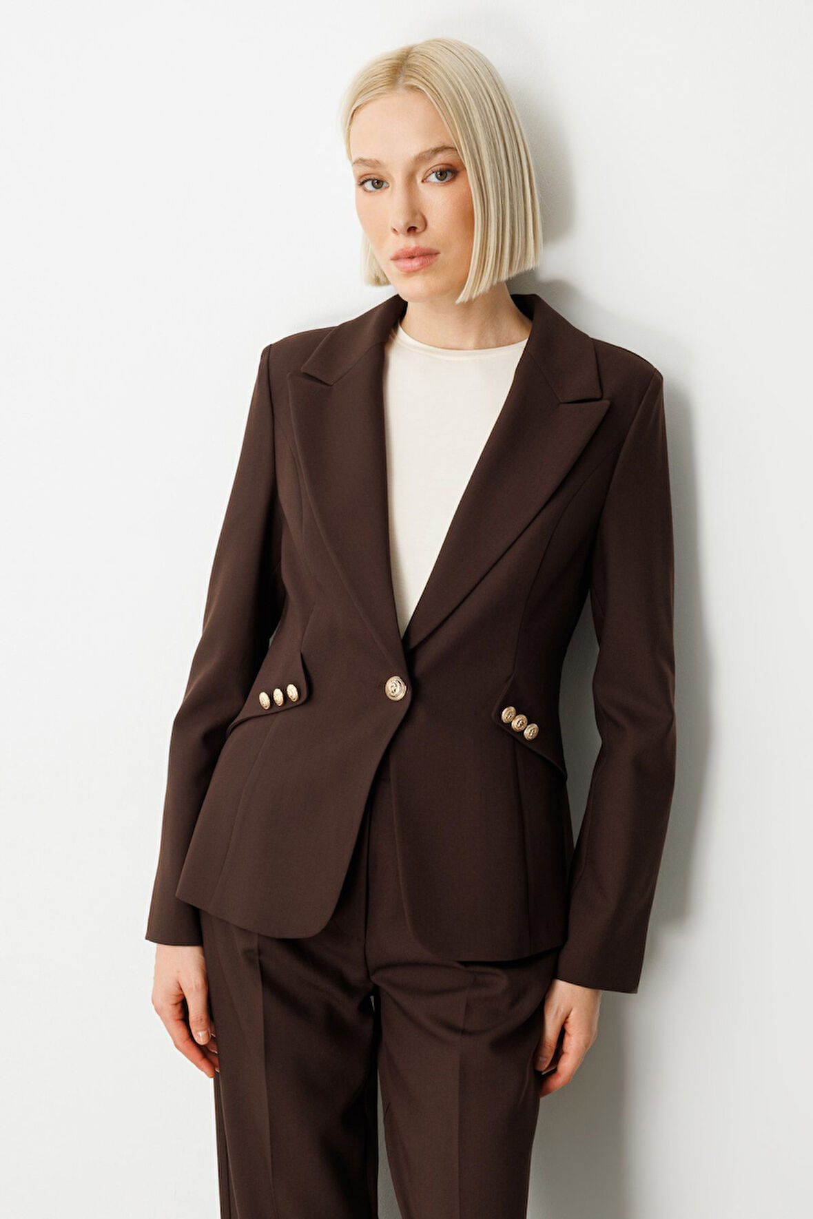 Ekol Kadın Omzu Vatkalı Düğme Aksesuarlı Ceket 5017 Kahverengi