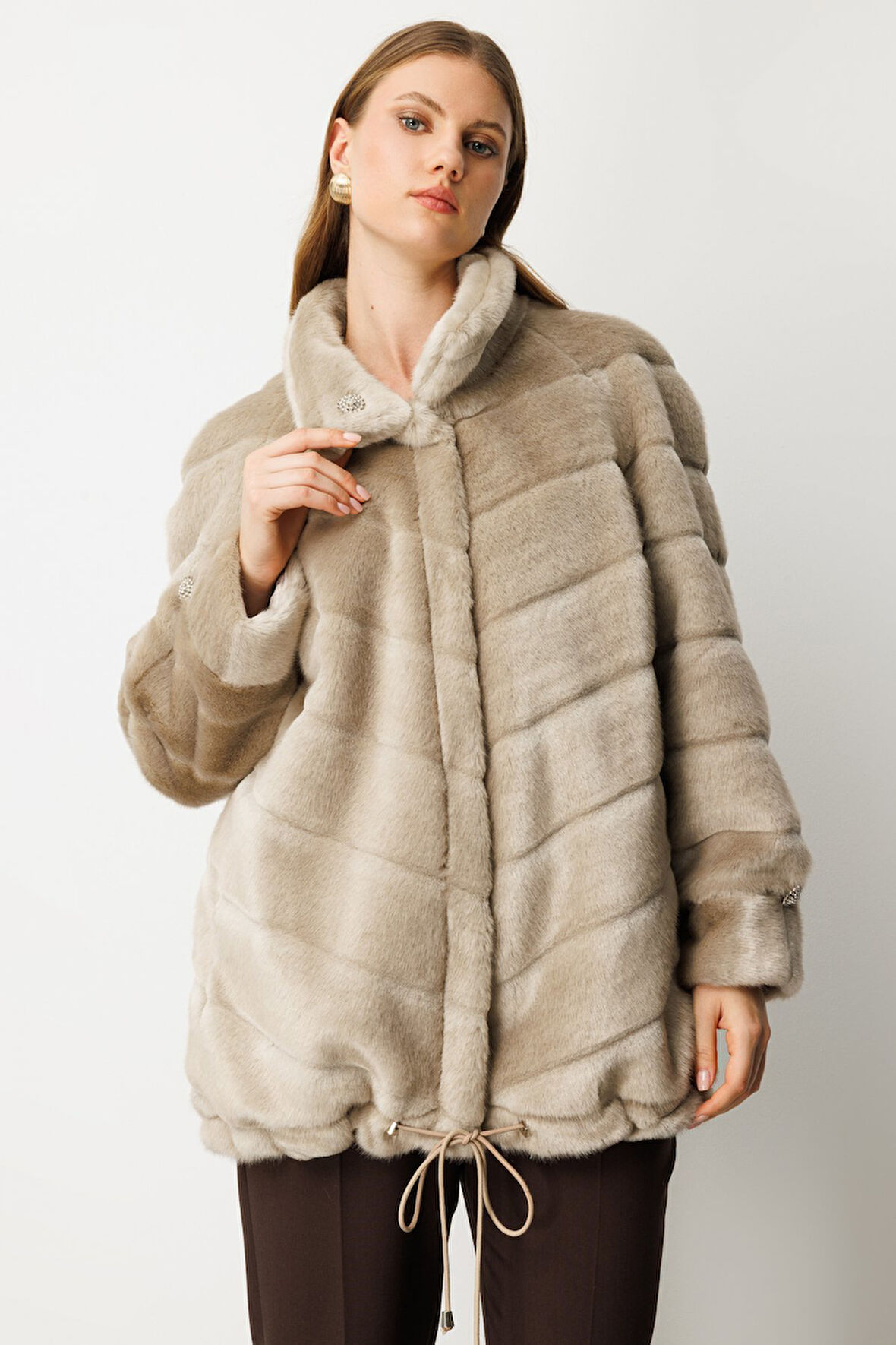 Ekol Kadın Büyük Beden Metal Aksesuarlı Peluş Kaban 6305 Vizon