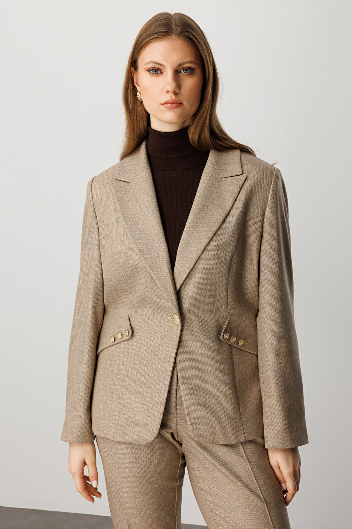 Ekol Kadın Büyük Beden Omzu Vatkalı Süs Düğmeli Ceket 5533 Camel