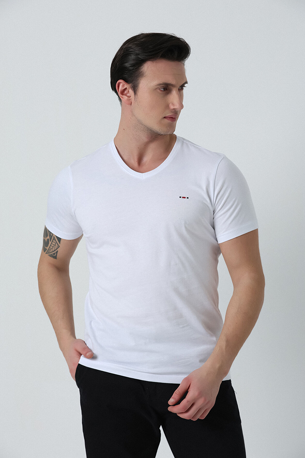 BROTHERS ERKEK V YAKALI  LOGO NAKIŞLI LİKRA SÜPREM BASIC T-SHIRT BEYAZ