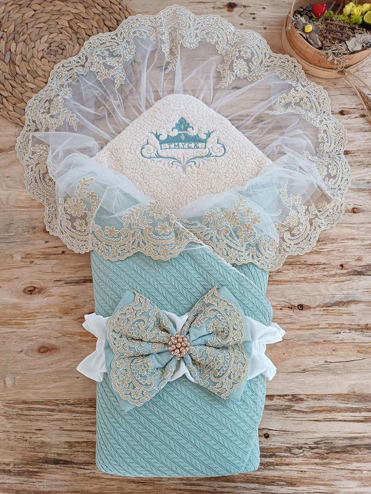 Yenidoğan Tericotton Kuzulu Taç Nakış Güpürlü Fiyonklu Duvaklı Prizma Taş Unisex Kundak Bebek Battaniyesi