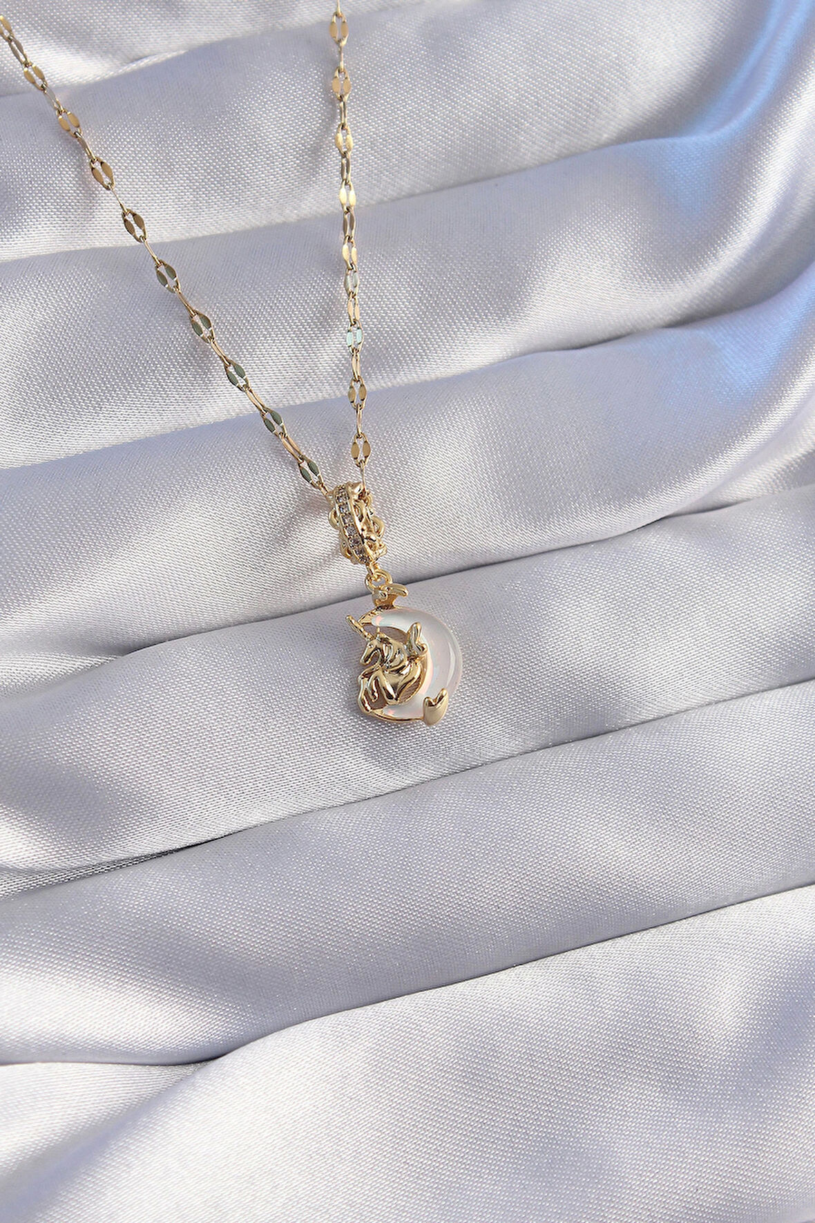 HediyeMarketim  Çelik Zincir Gold Renk Zirkon Taşlı Sedefli Ay Figürlü Kolye