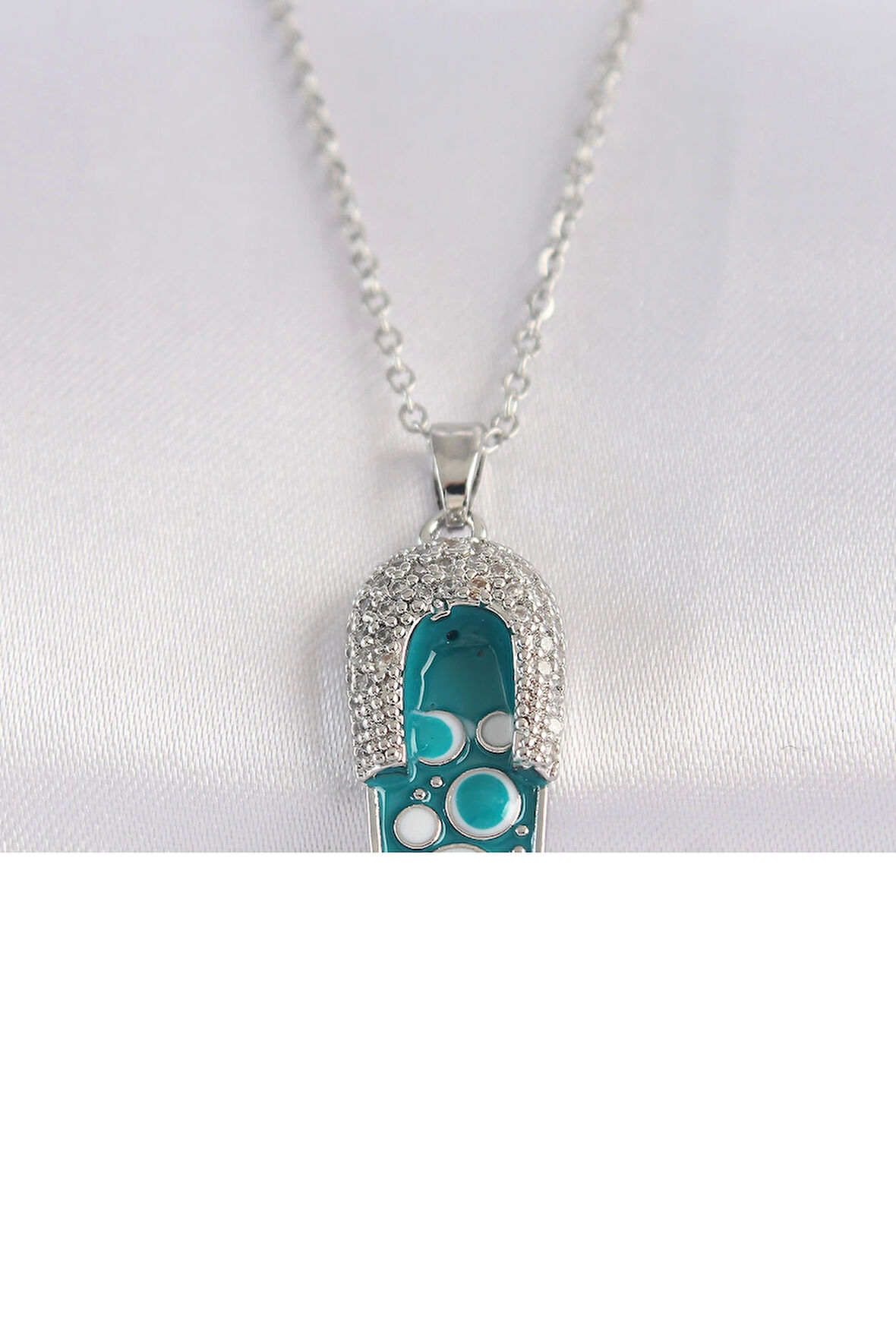 HediyeMarketim  Çelik Zincir Zirkon Taşlı Gümüş Renk Nazarlı Terlik Tasarımlı Kolye