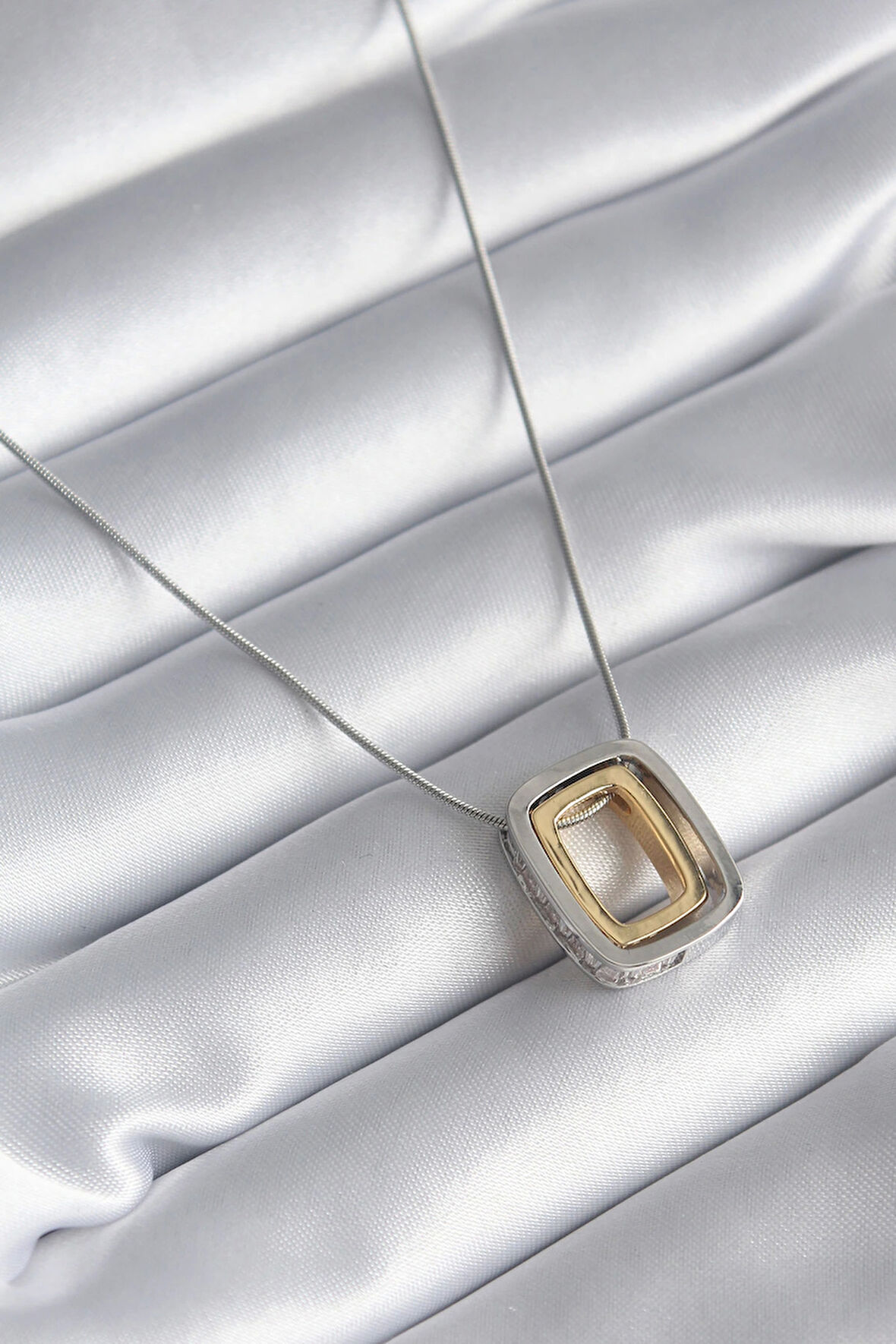 HediyeMarketim  Çelik Gold Gümüş Renk Kare Model Zirkon Taş Detay Kadın Kolye