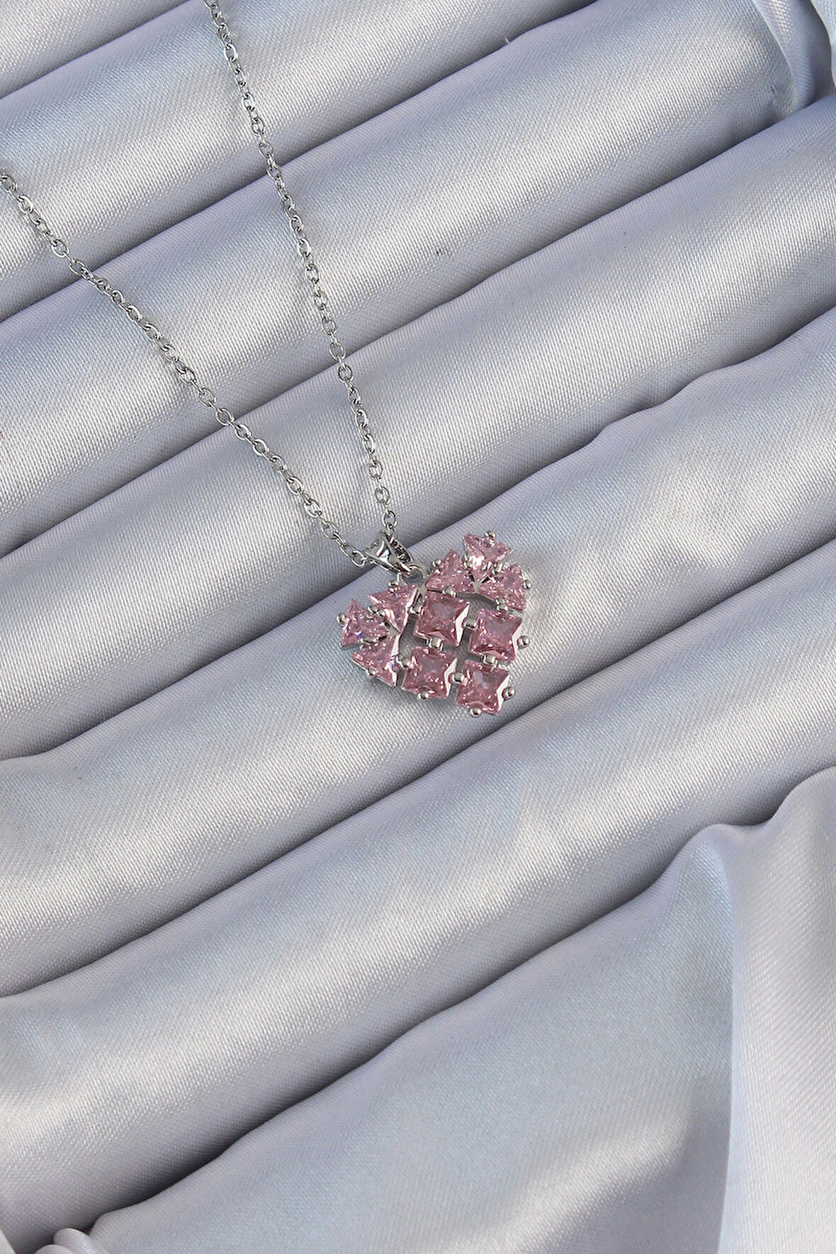 HediyeMarketim  Çelik Zincir Gümüş Renk Pembe Parçalı Zirkon Taşlı Kalp Kolye