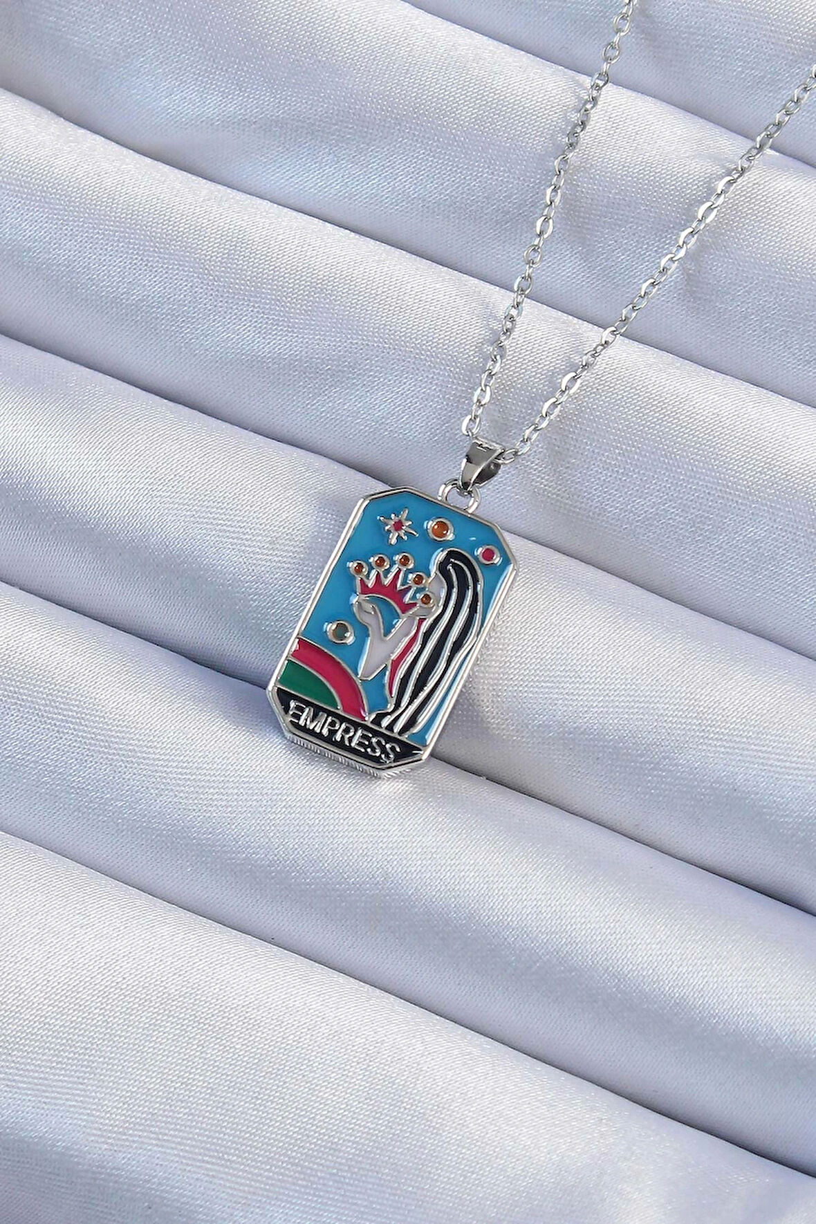 HediyeMarketim  Çelik Zincir Gümüş Renk Taç ve Kız Figürlü Renkli Mineli Tarot Kolye