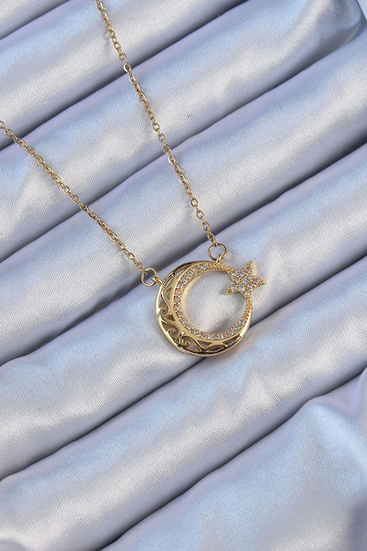 HediyeMarketim  Çelik Zincir Altın Renk Zirkon Taşlı Motifli Ay Yıldız Kolye