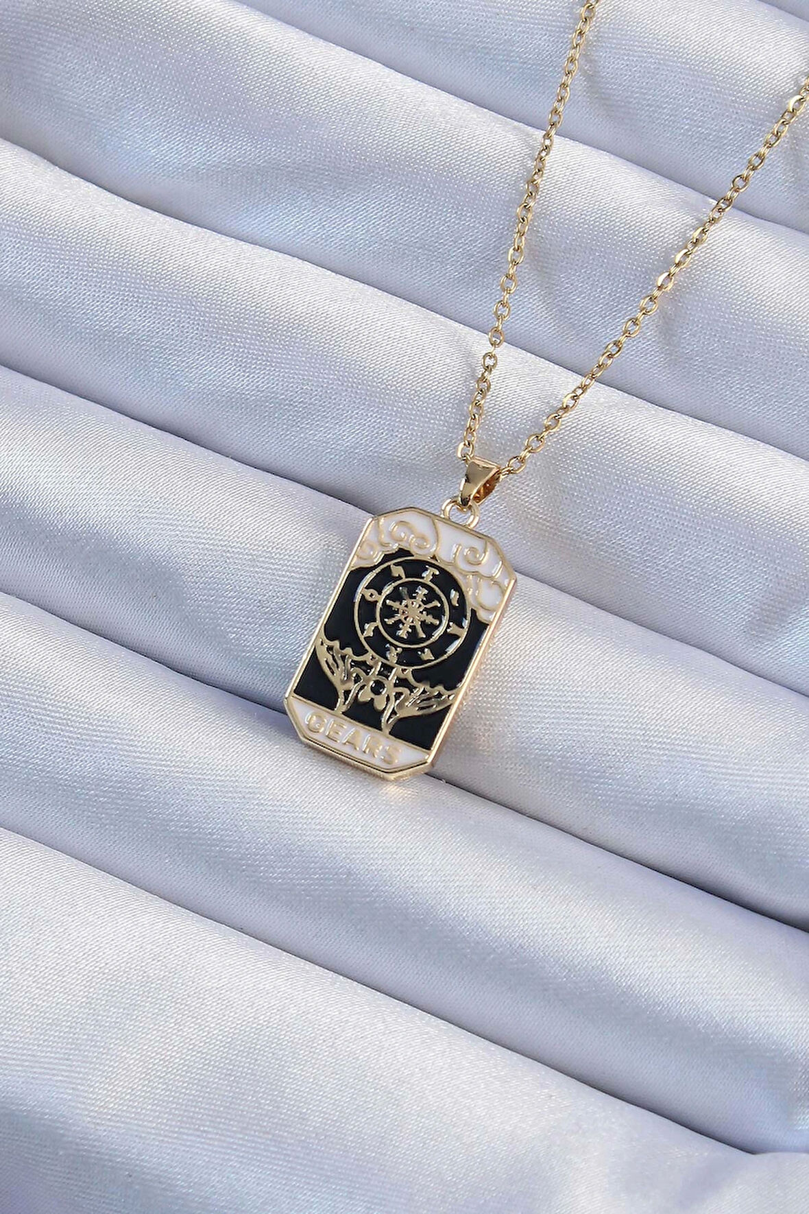 HediyeMarketim  Çelik Zincir Altın Renk İşlemeli Siyah Mineli Tarot Kolye