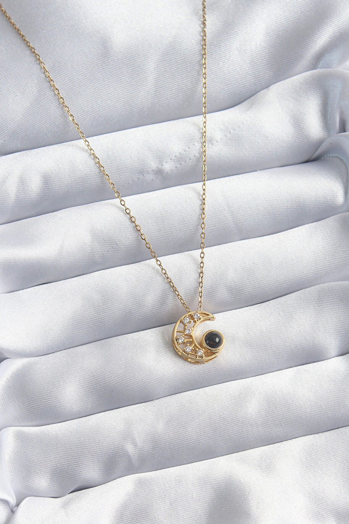 HediyeMarketim  Çelik Zincir Gold Renk Zirkon Taşlı Hilal Projeksiyon Model Kadın Kolye