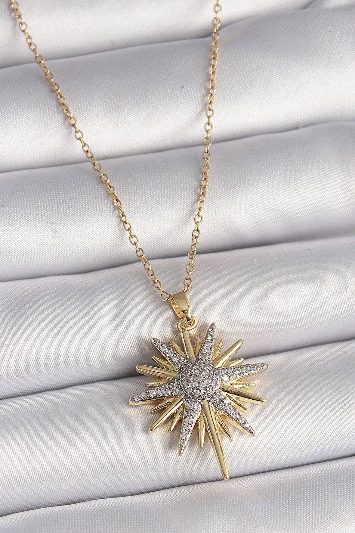 316L Çelik Gold Renk Zincir Zirkon Taşlı Kuzey Yıldızı Model Kadın Kolye