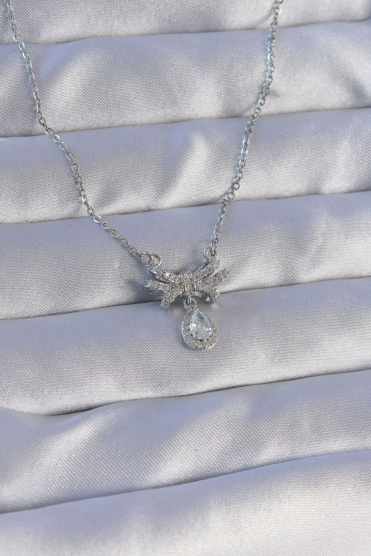 HediyeMarketim  Çelik Zincirli Gümüş Renk Zirkon Taşlı Damla Detay Fiyonk Model Kolye