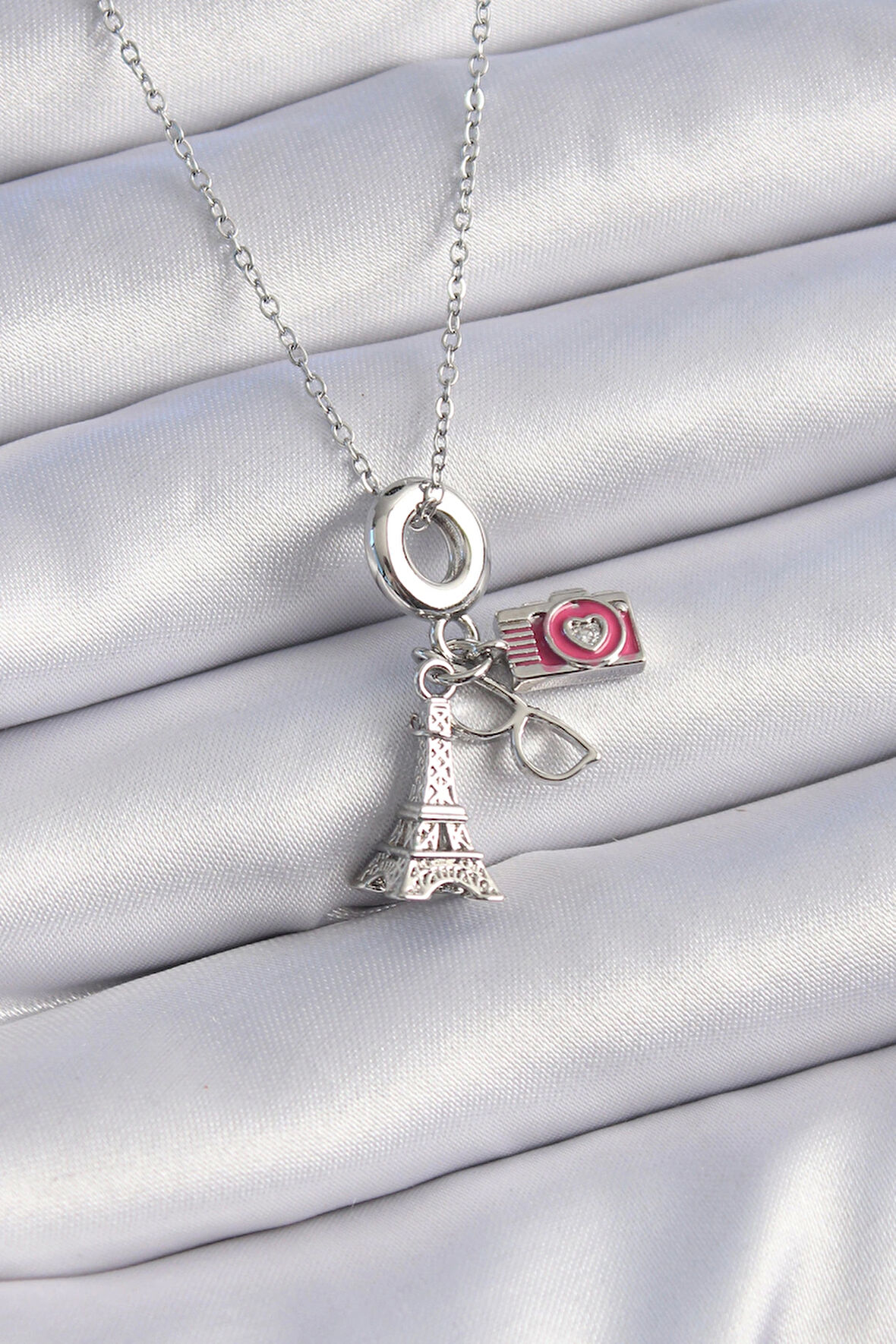 HediyeMarketim  Çelik Gümüş Renk Eyfel Kule Fotoğraf Makinesi Model Charm Kadın Kolye