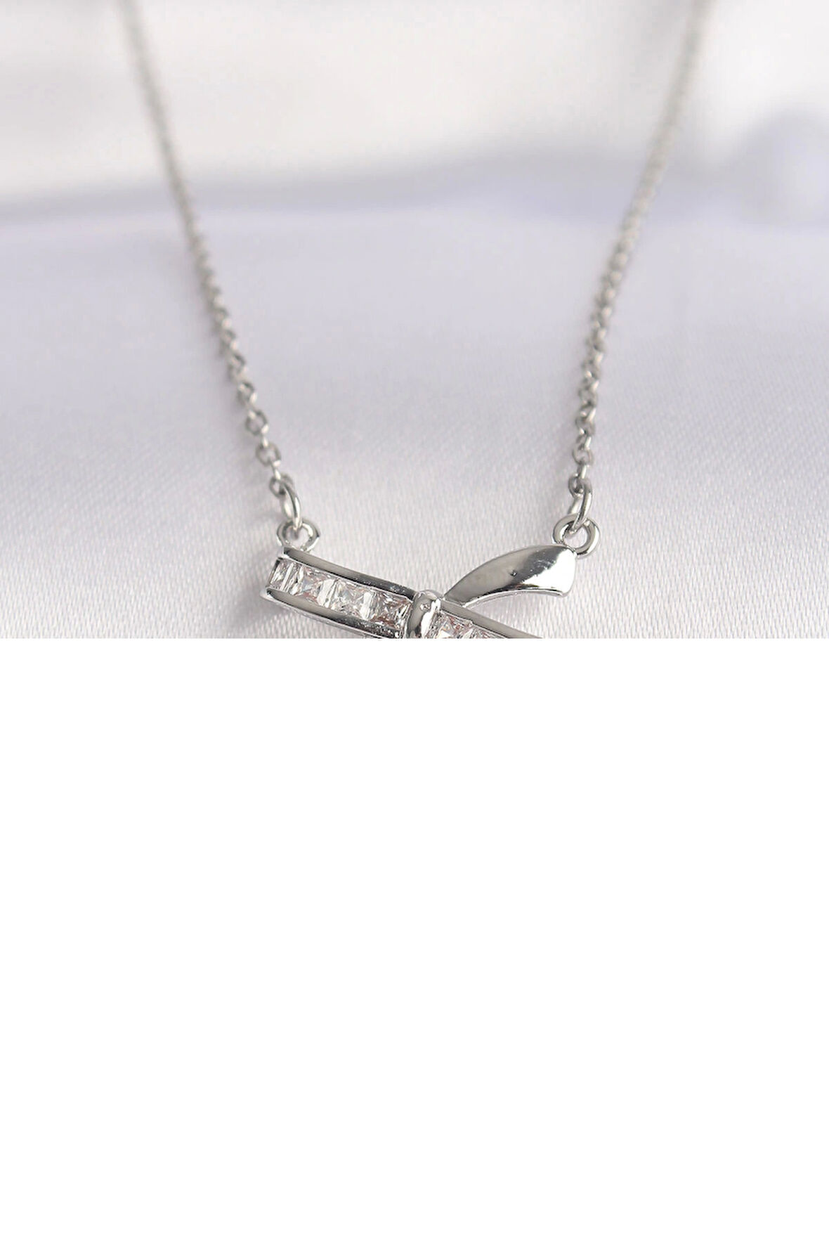 HediyeMarketim  Çelik Zincir Gümüş Renk Zirkon Taşlı Kalp Detay Fiyonk Kolye