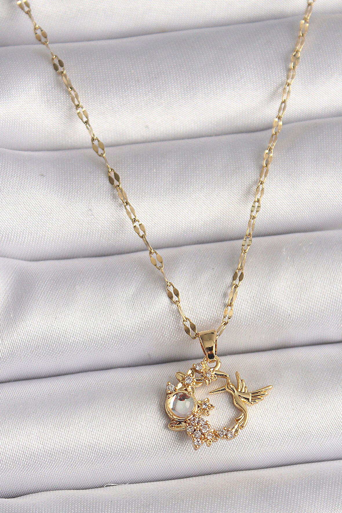 HediyeMarketim  Çelik Gold Renk Zincir Zirkon Taşlı Sinek Kuşu Figür Çiçek Figür Kadın Kolye