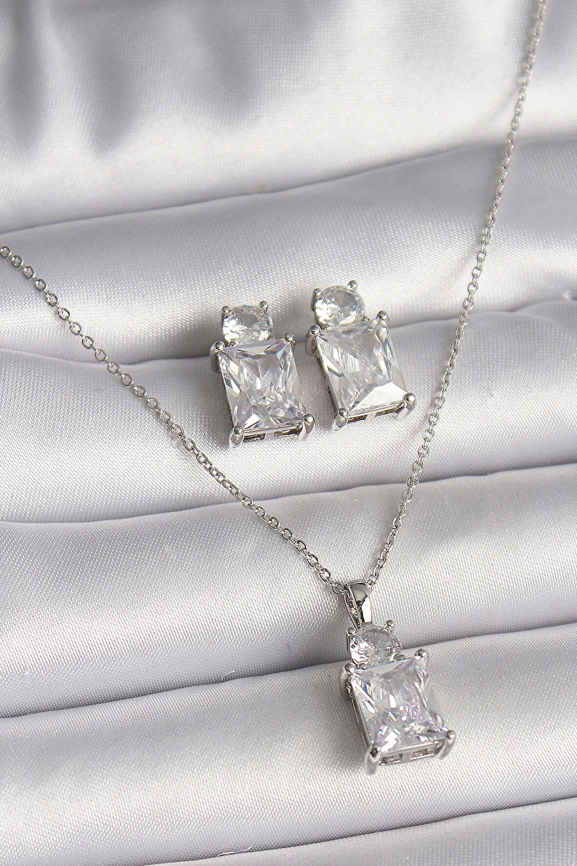 HediyeMarketim  Çelik Gümüş Renk Zincir Kare Zirkon Taşlı Kadın Kolye Küpe Seti