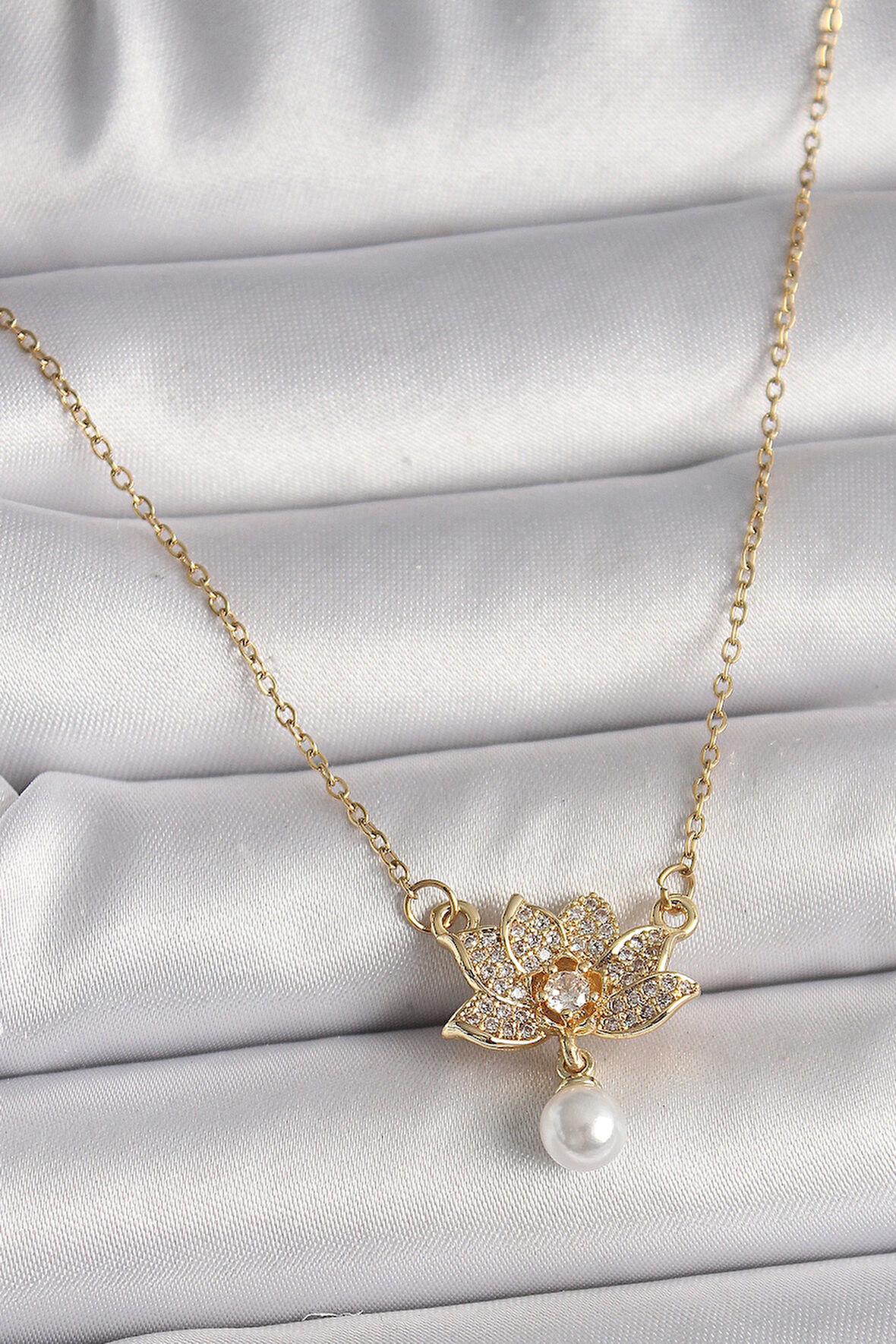 HediyeMarketim  Çelik Gold Renk Zincir Zirkon Taşlı Lotus Çiçeği Figür Sallantı İnci Detay Kadın Kolye