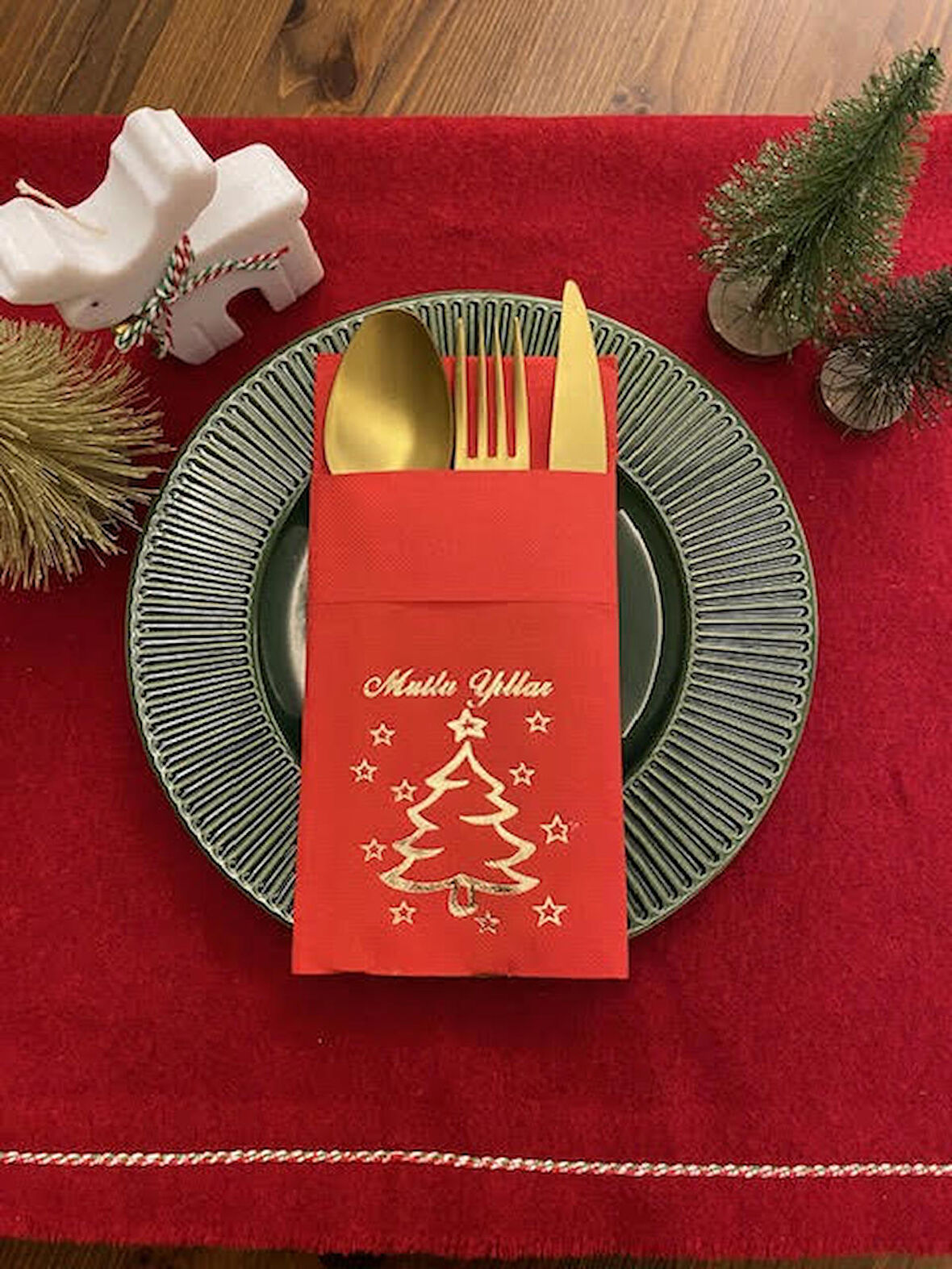 Gold Yaldızlı Kırmızı Mutlu Yıllar Cepli Aır Touch Peçete 12 lı 40x40