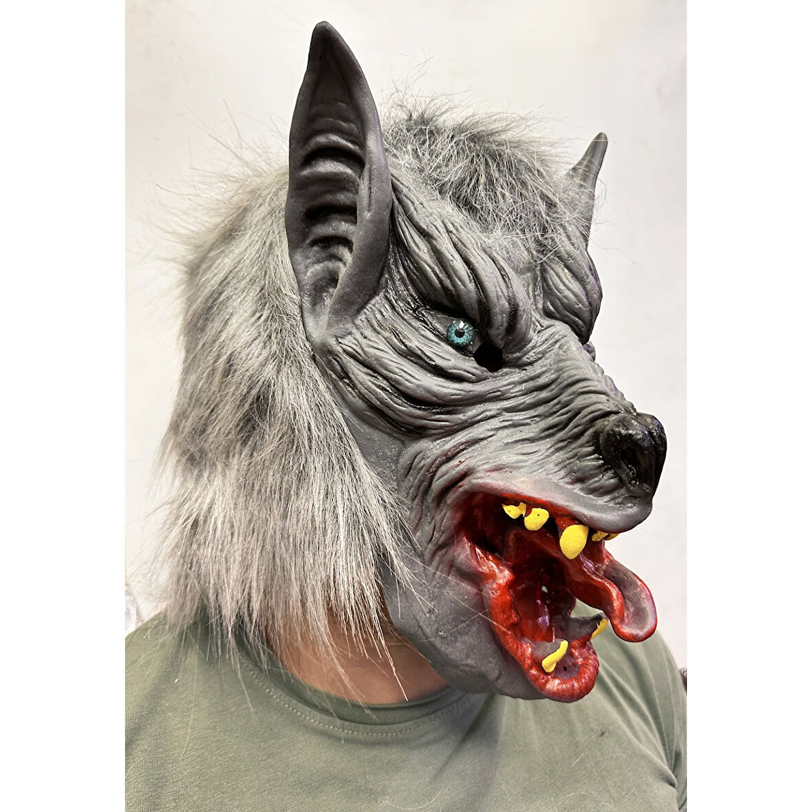 Kafaya Tam Geçmeli Lateks Dil Çıkaran Mavi Gözlü Kurt Maskesi 